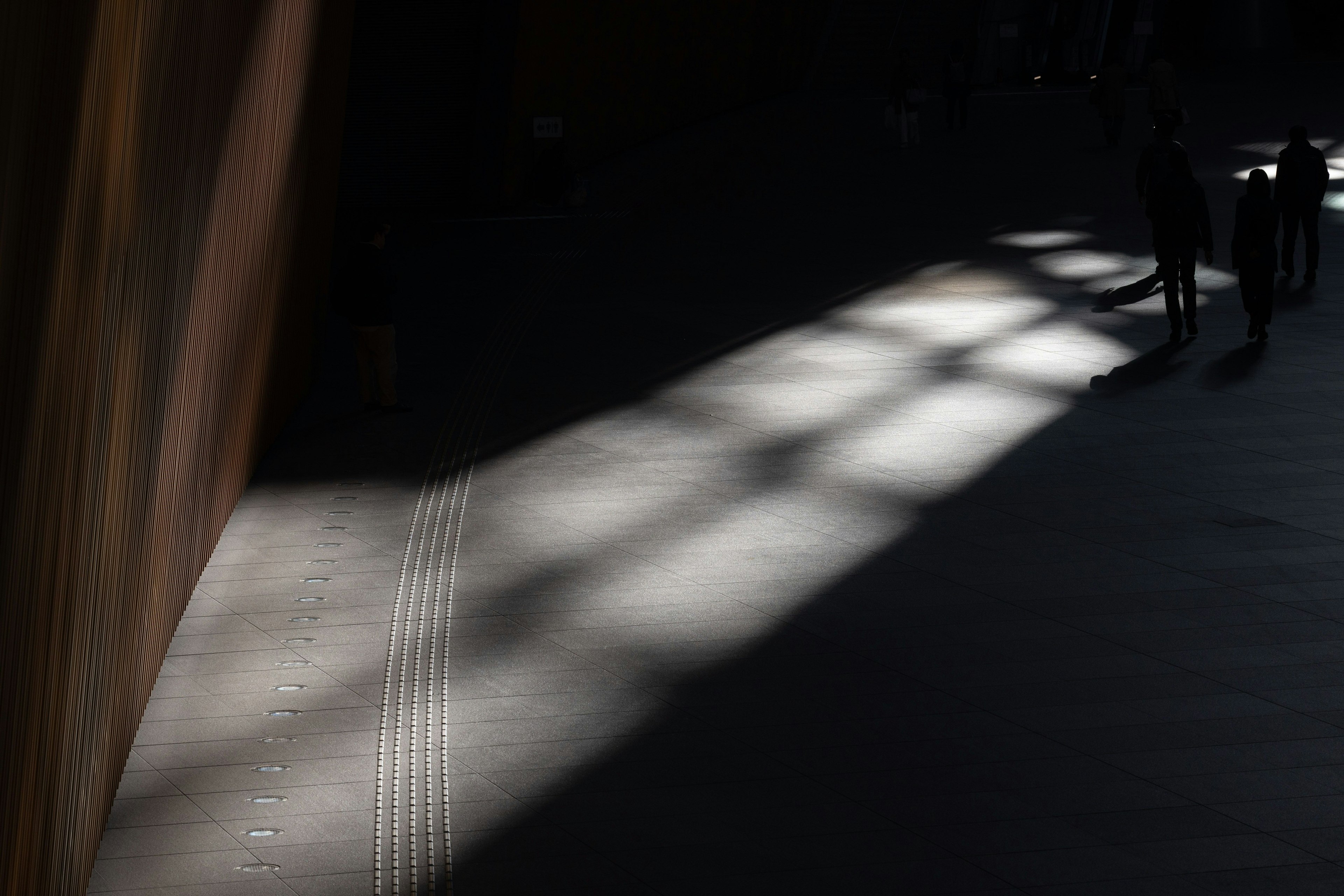 Une belle scène intérieure avec un contraste de lumière et d'ombre silhouettes de personnes visibles