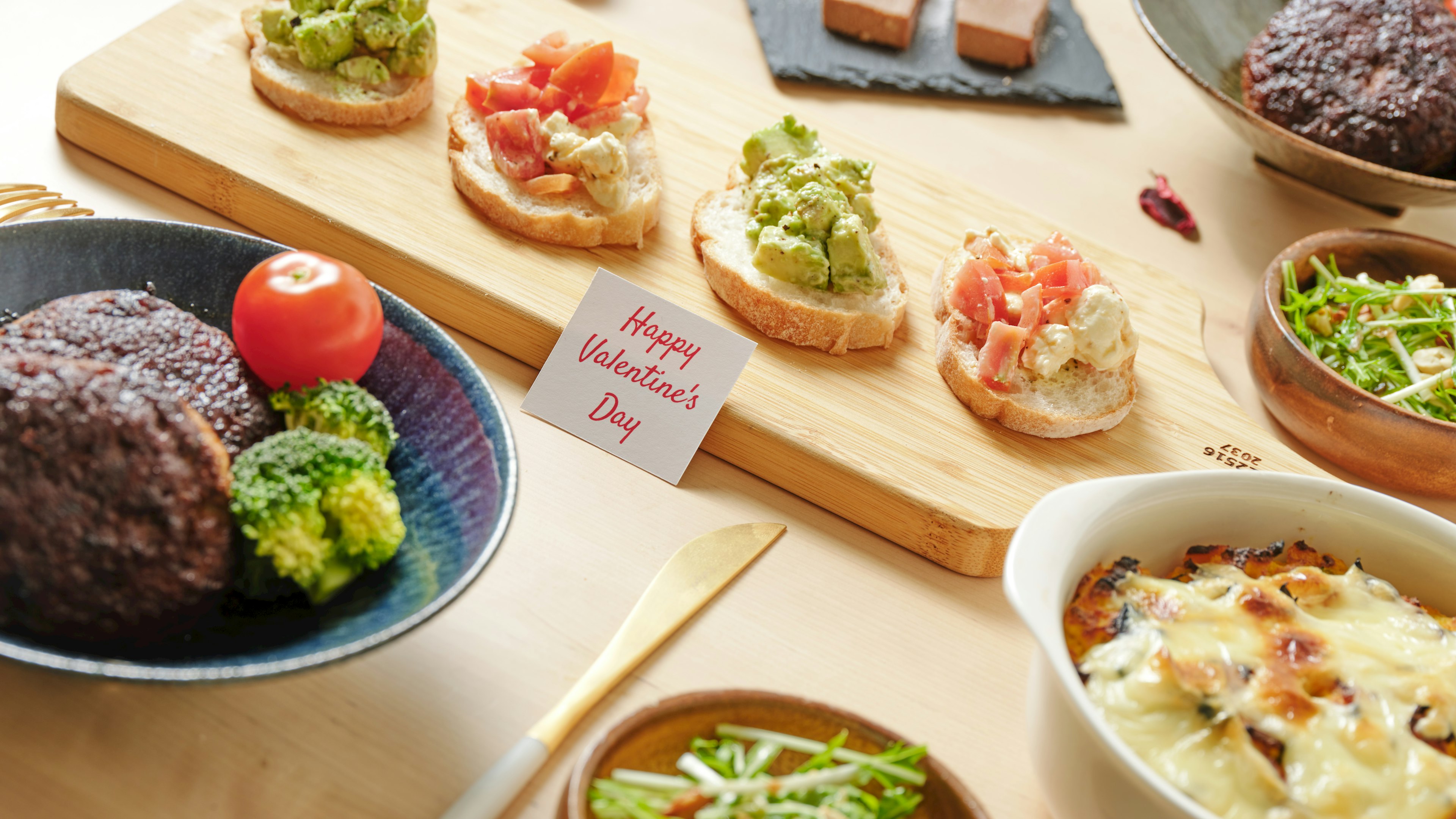 Una hermosa variedad de platos para el Día de la Madre que incluye tostadas de aguacate y ensaladas