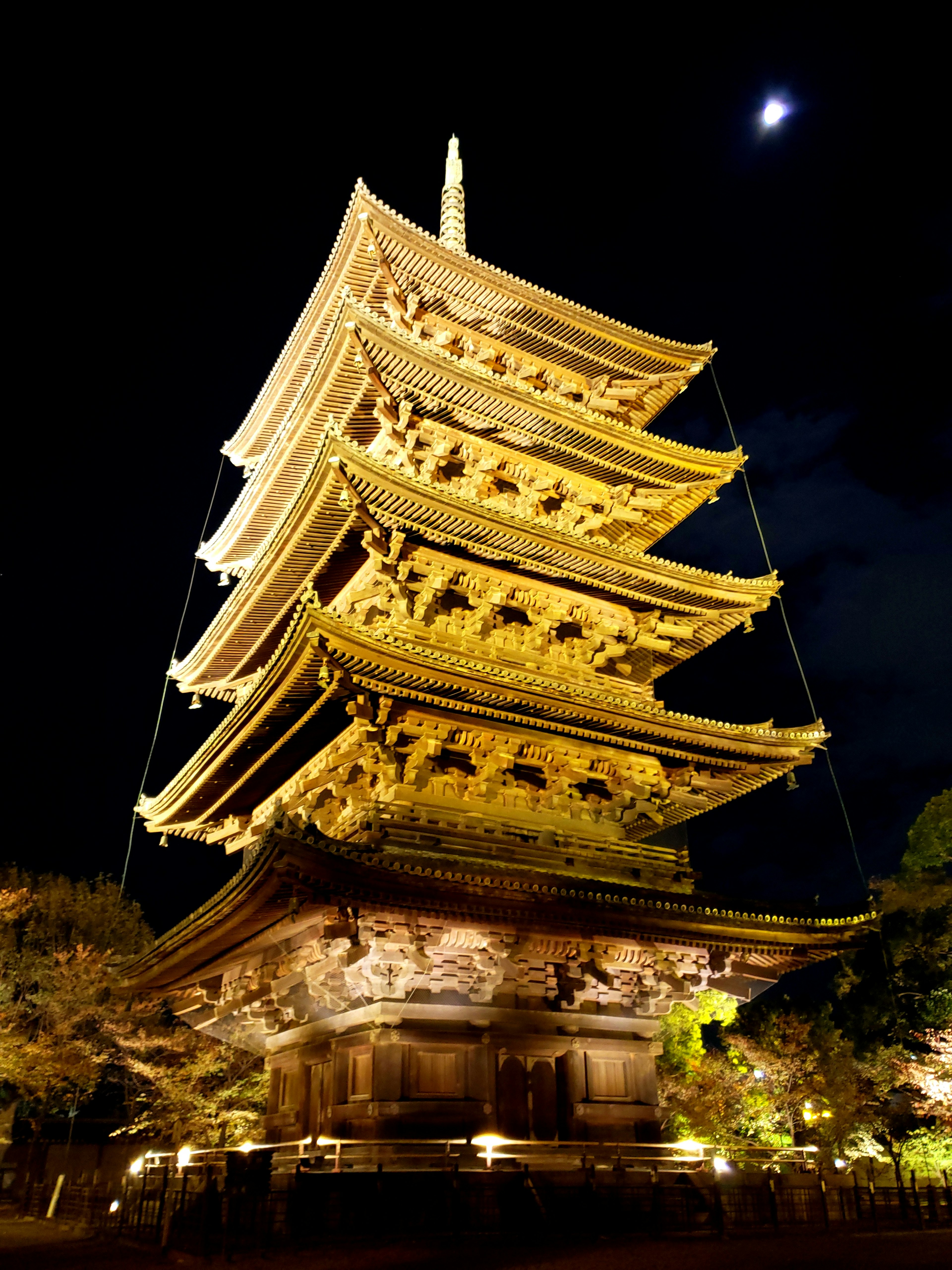 Struttura bellissima di una pagoda illuminata di notte con la luna