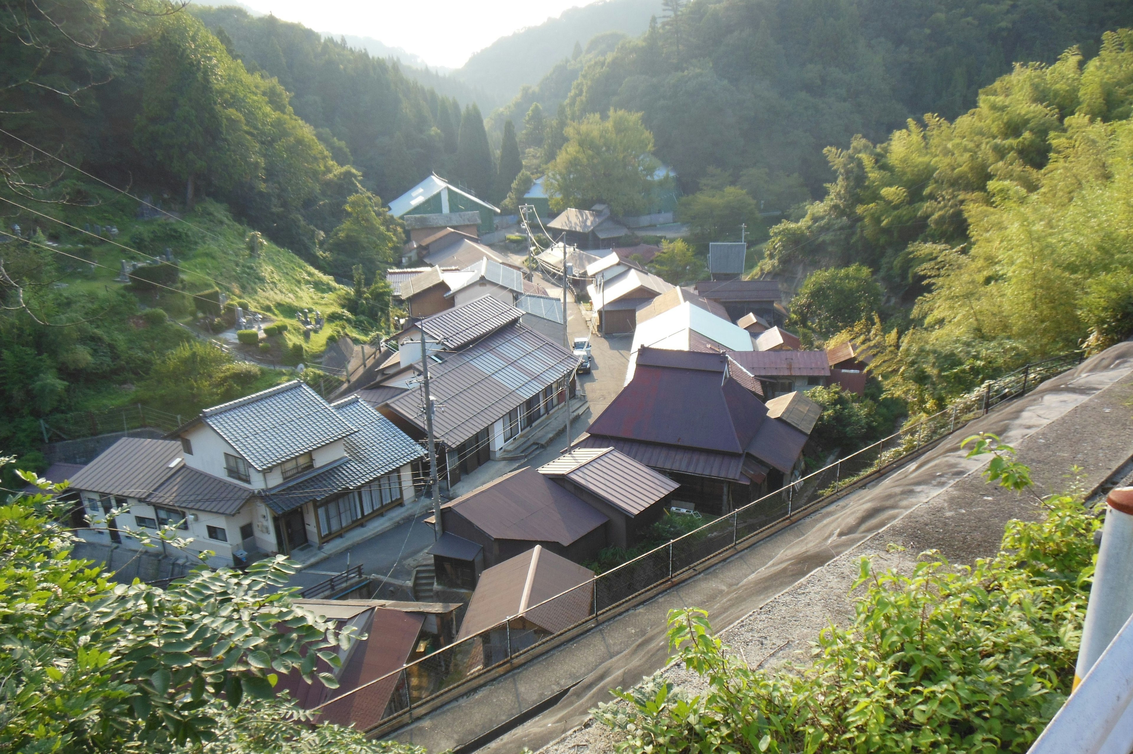 Rumah tradisional di desa pegunungan dengan pemandangan alam