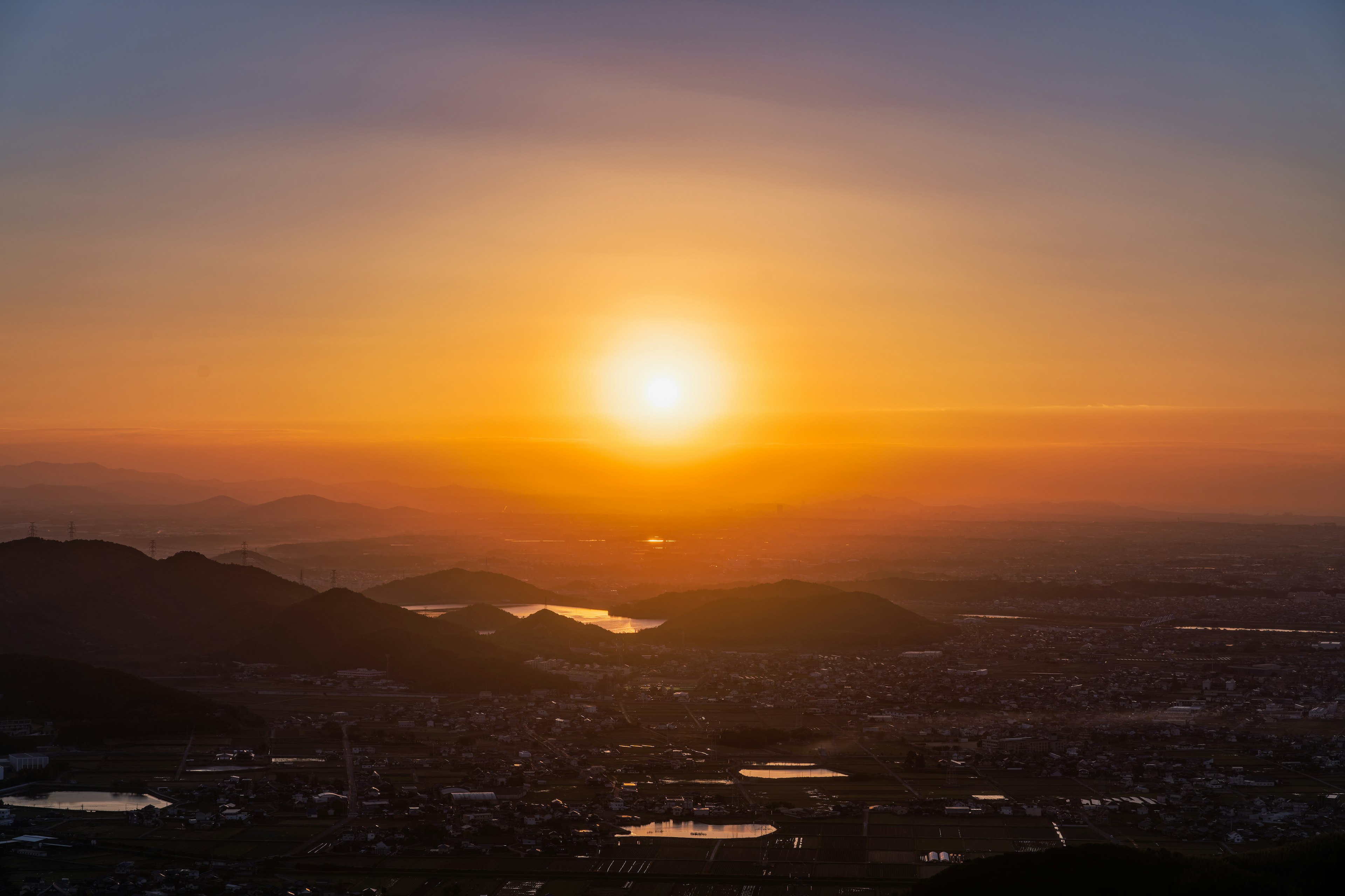 美しい夕日が山々の間に沈む風景