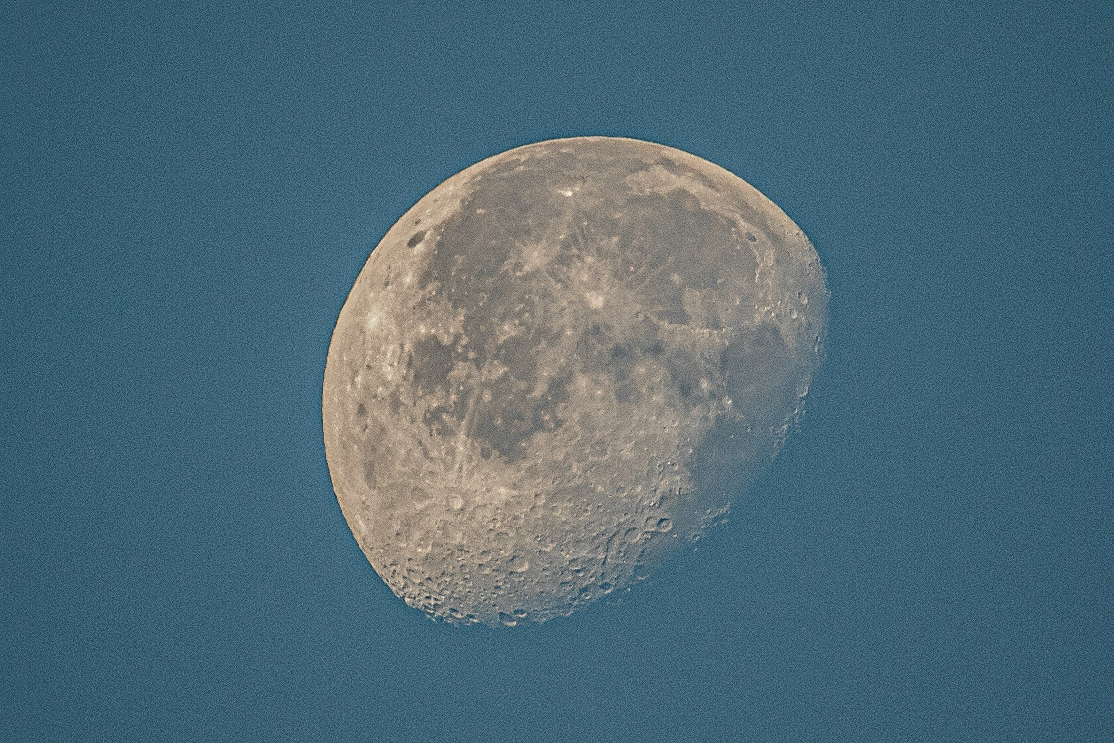 Immagine dettagliata di una luna crescente nel cielo blu