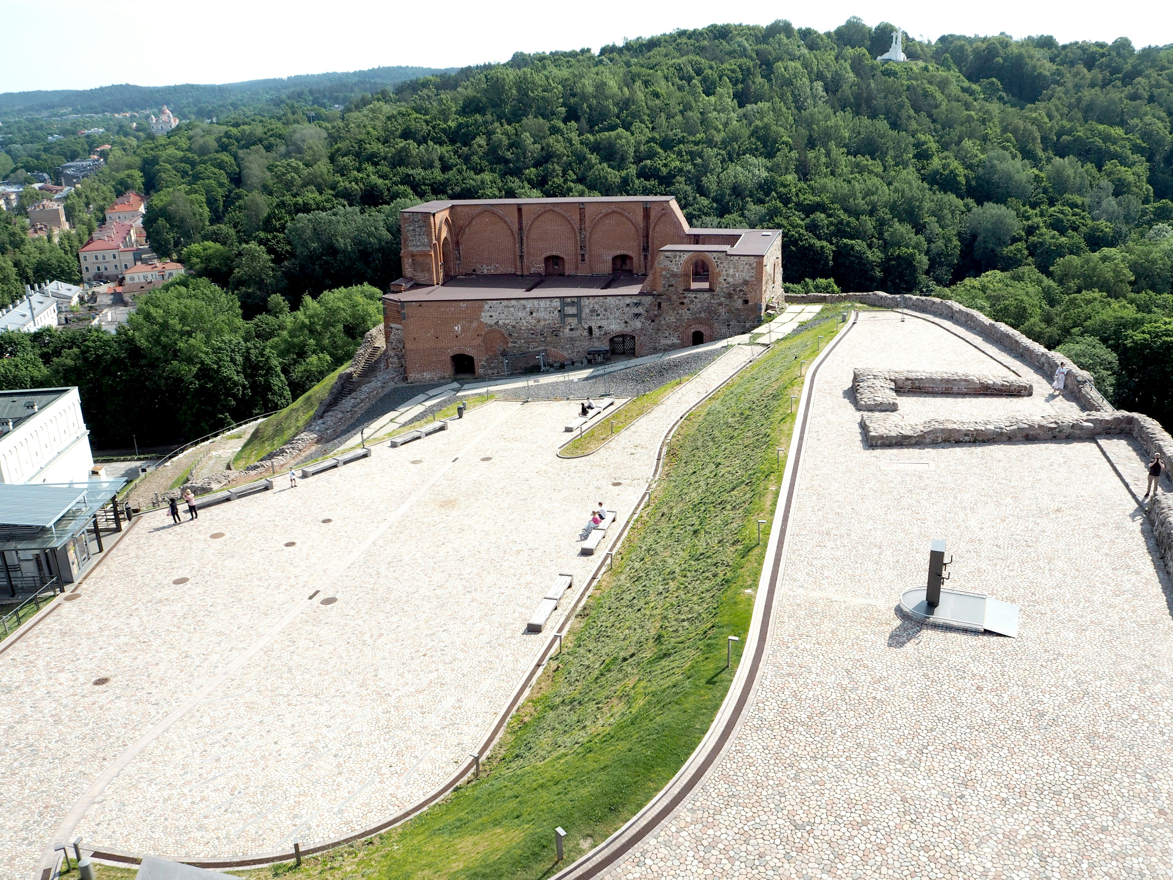 Vista aérea de las ruinas de un castillo histórico en una colina verde