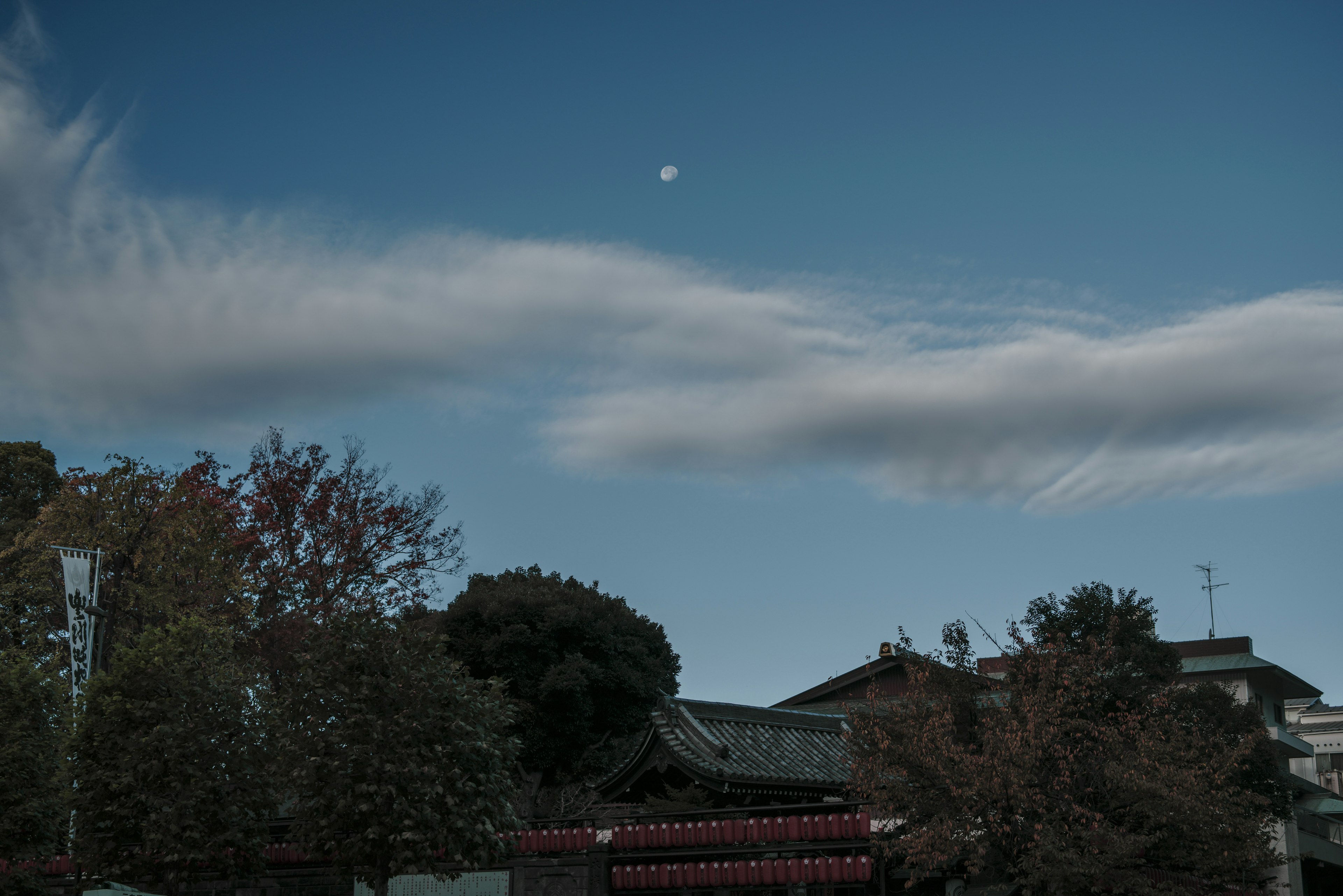 藍天和雲中的白色月亮風景