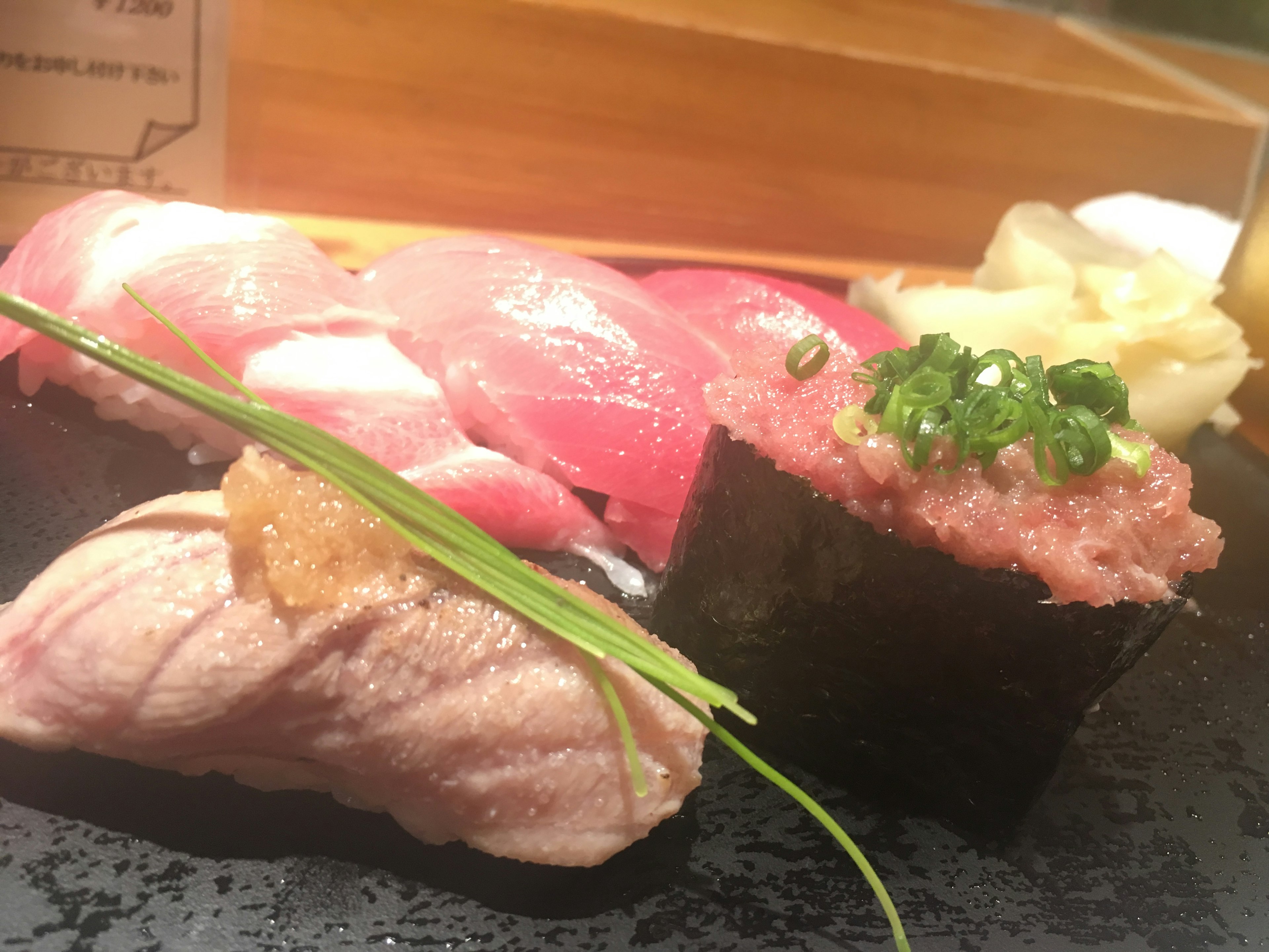 Plateau de sushi avec divers garnitures de poisson colorées