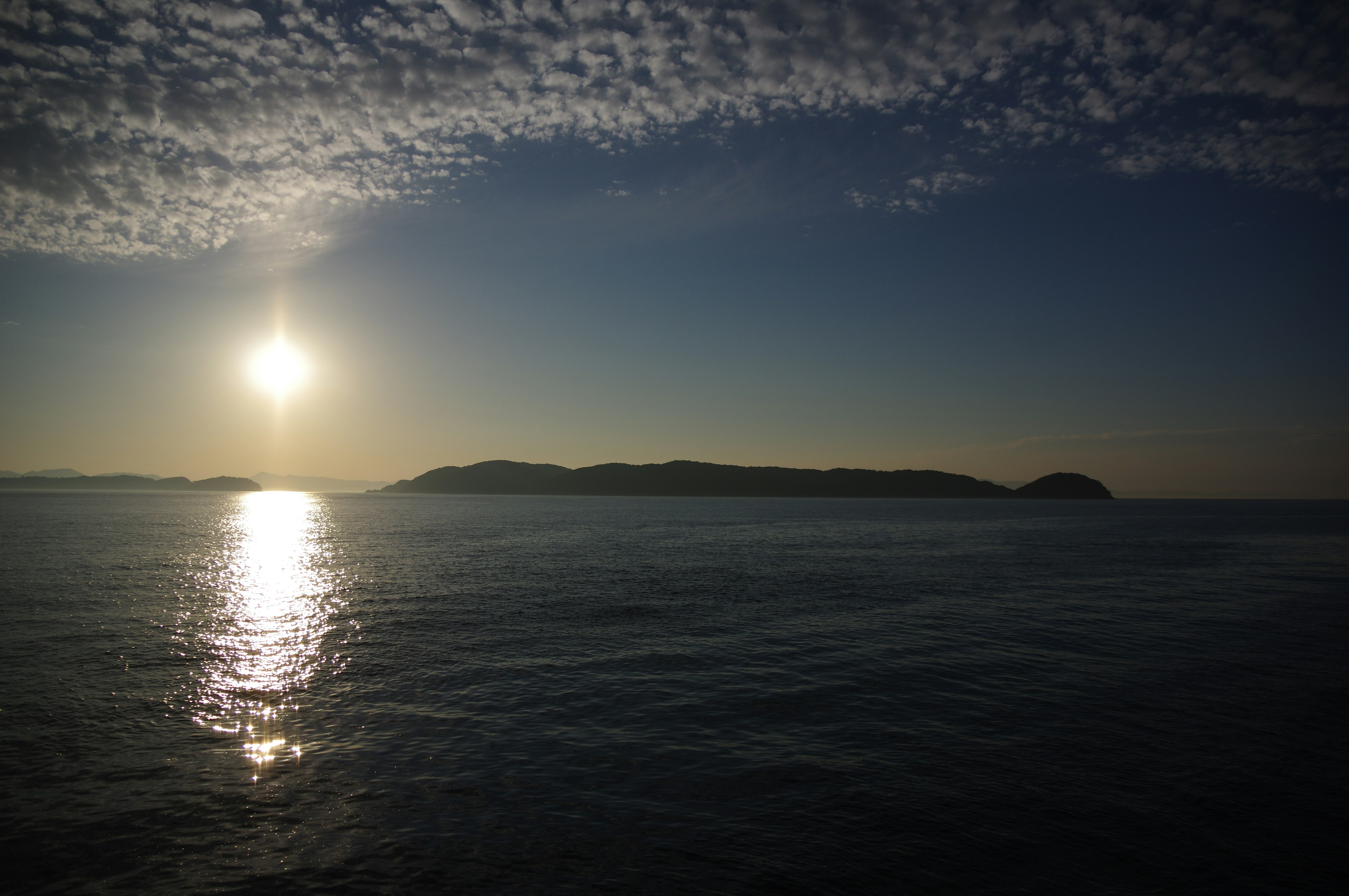 Malersiche Aussicht auf den Ozean bei Sonnenuntergang mit Inseln in der Ferne