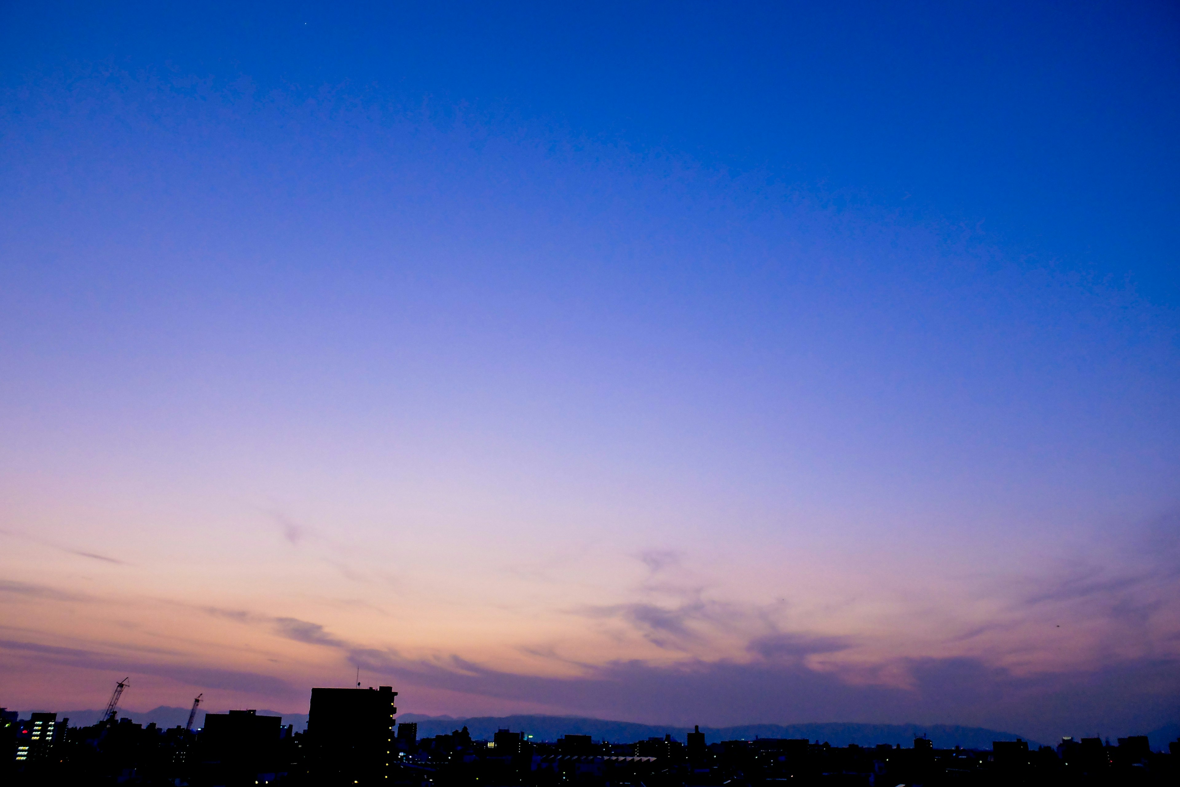 夕焼けの空とビルのシルエットが映る美しい風景