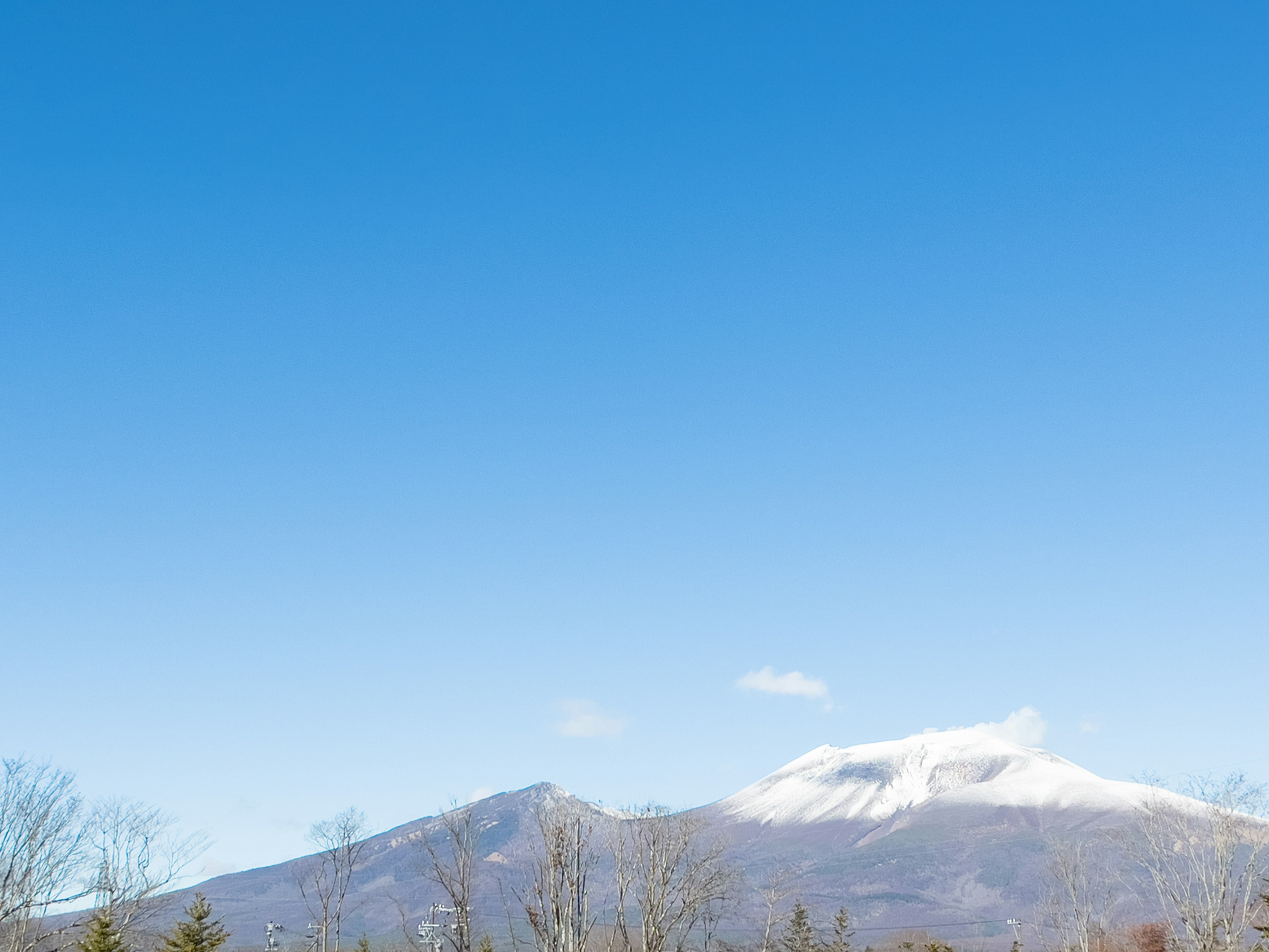 青空と雪をかぶった山の風景