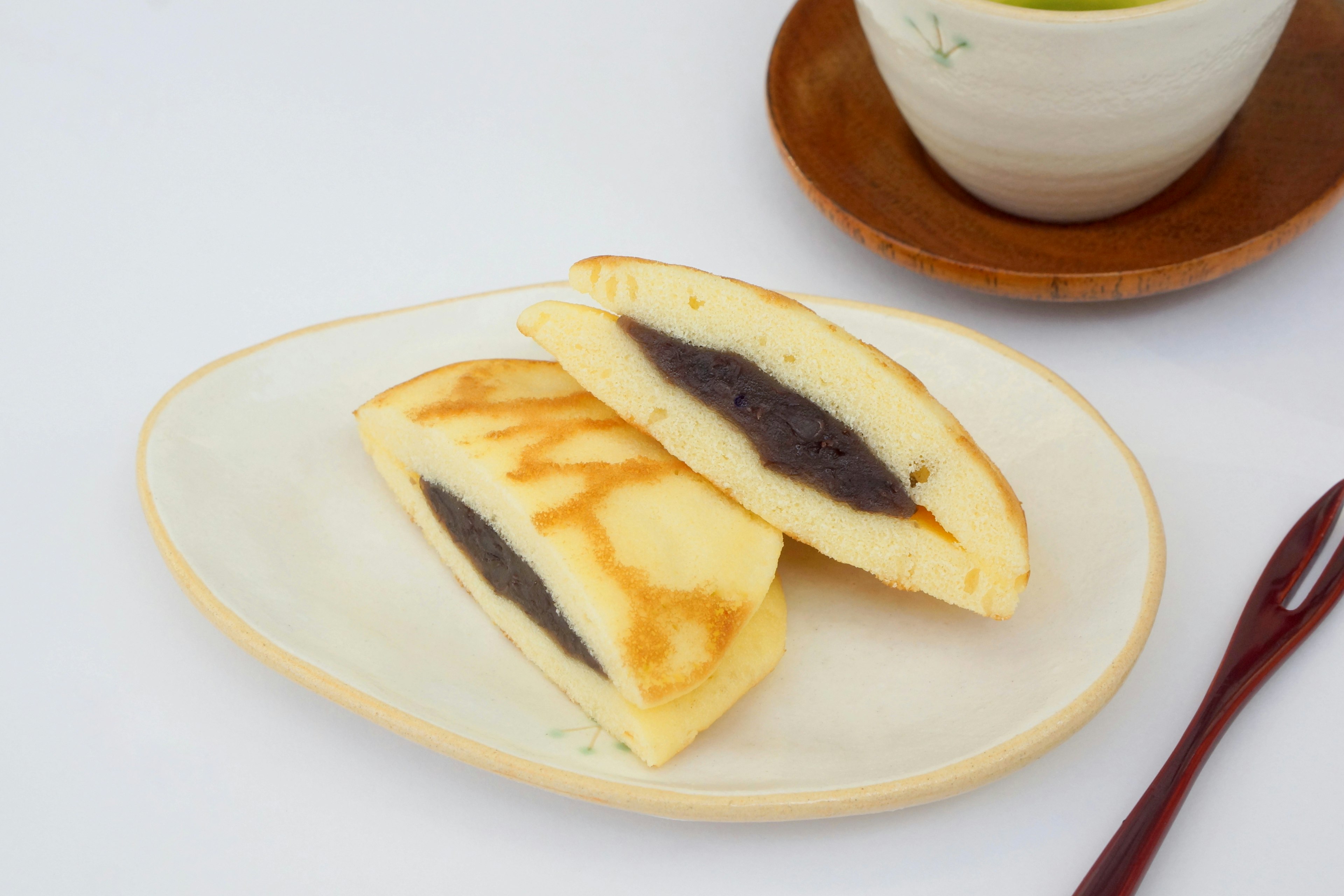 Kue Jepang dengan isian kacang merah manis disajikan dengan teh