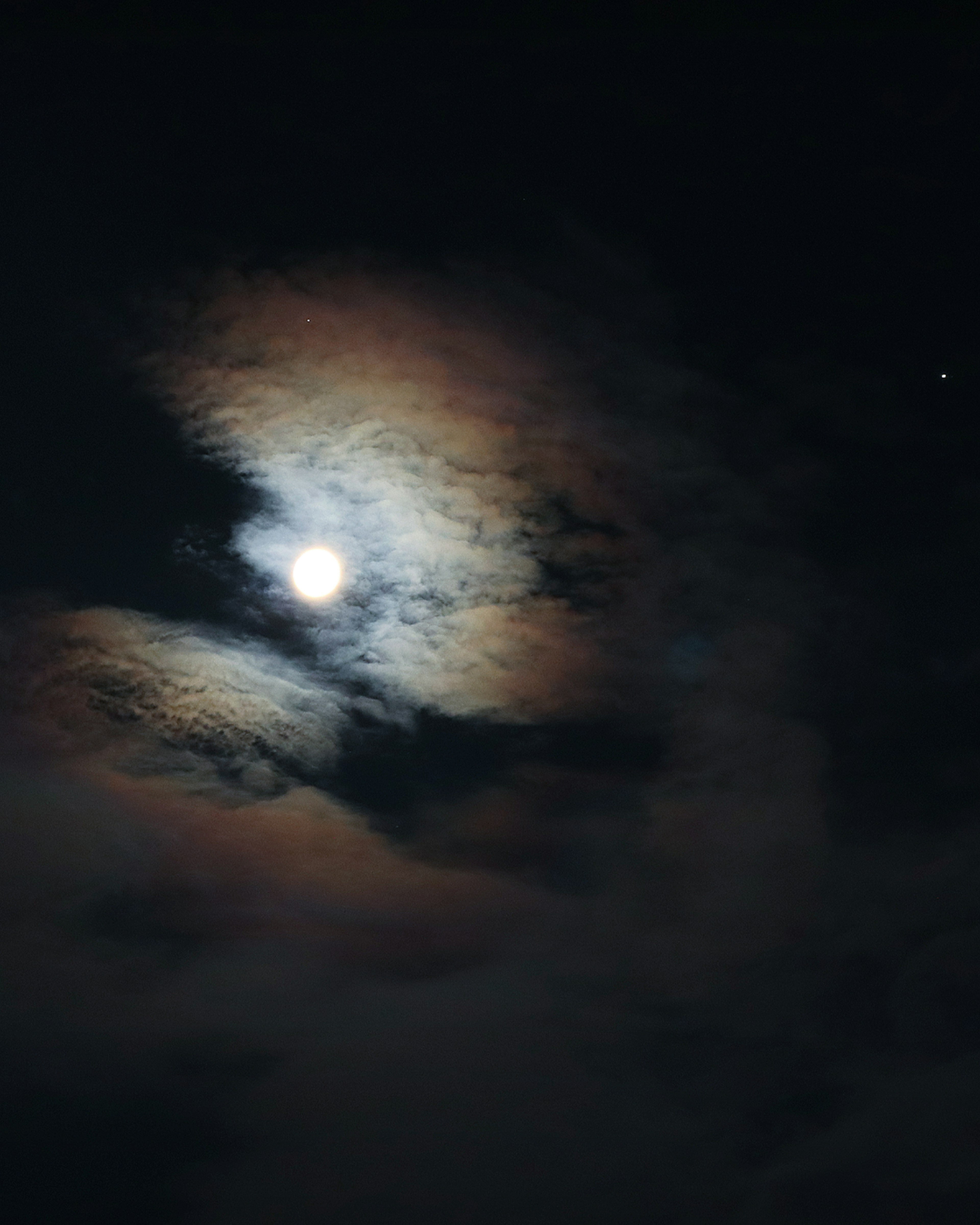 暗い夜空に浮かぶ明るい月と雲のコントラスト