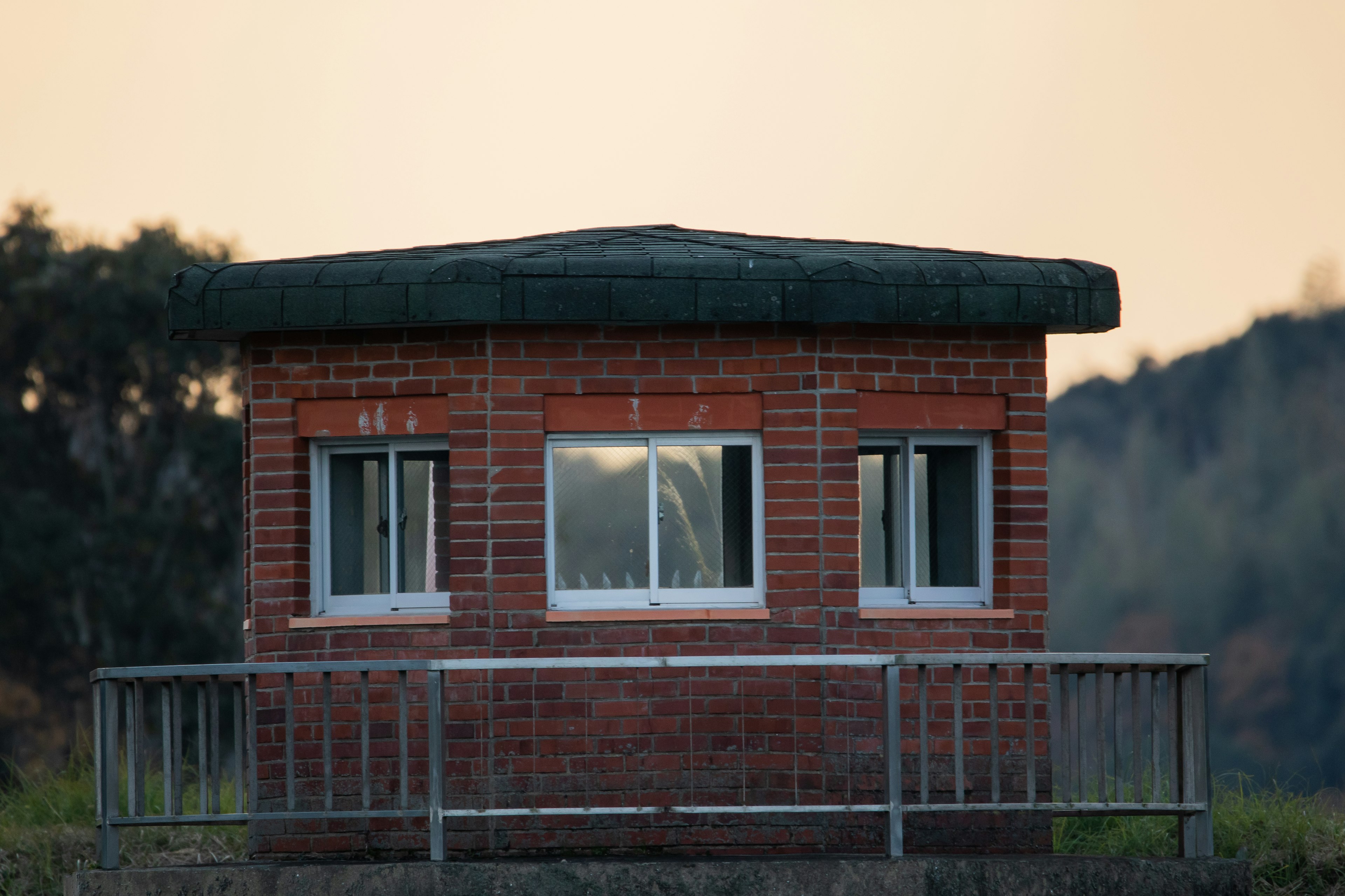 Bâtiment en briques avec des fenêtres distinctives et un toit plat