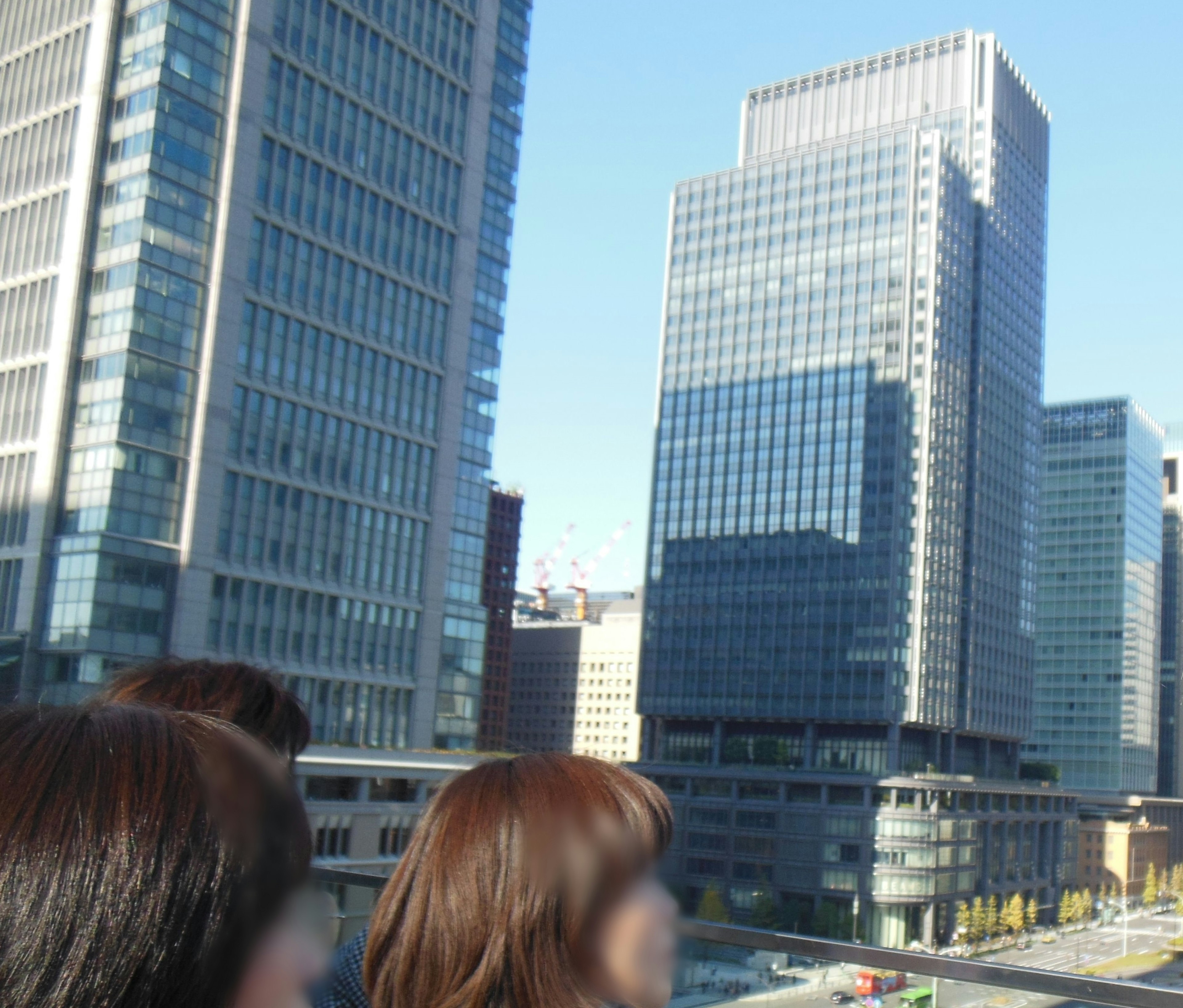 Paysage urbain avec de grands bâtiments et un ciel bleu clair