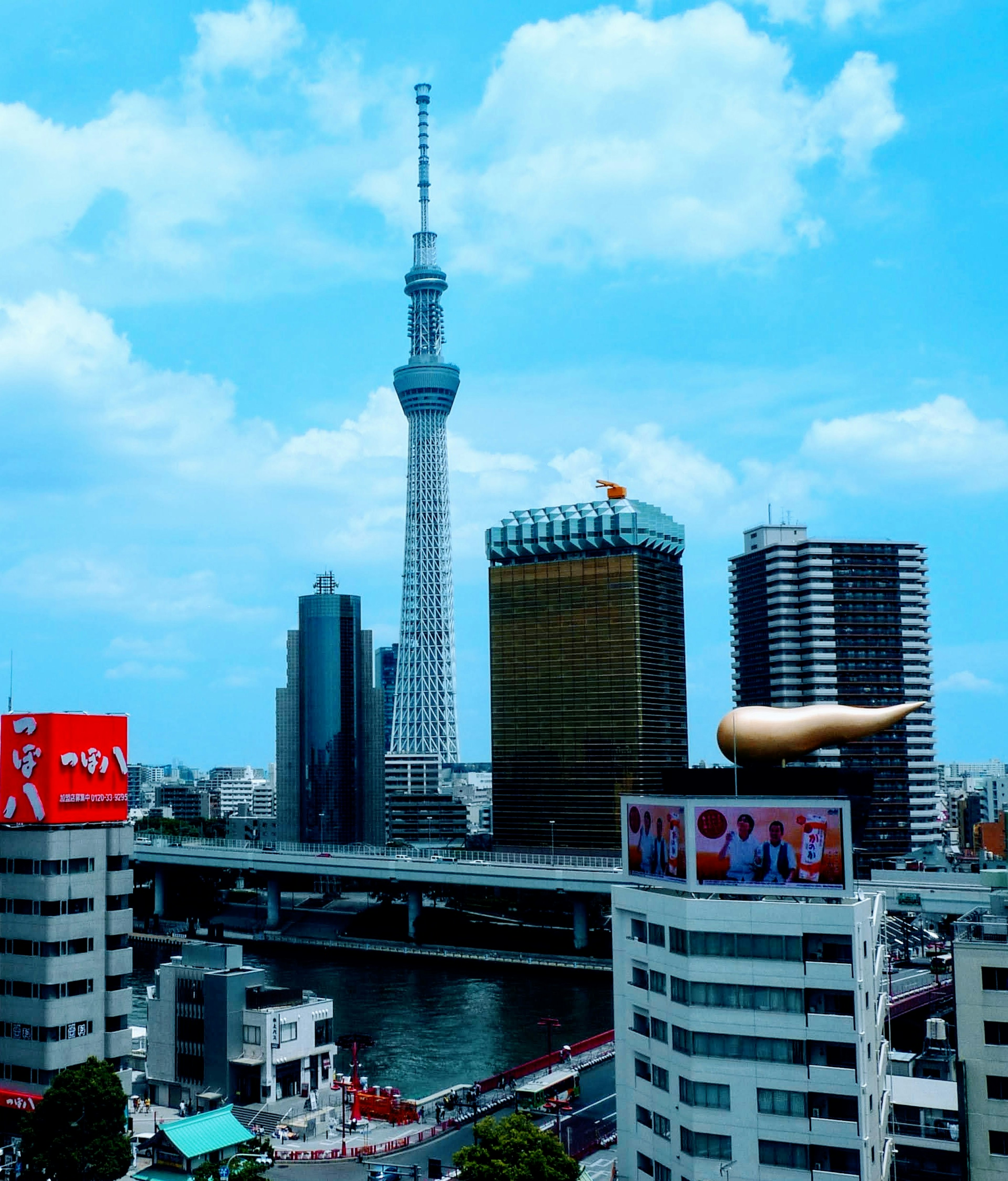 东京晴空塔和独特的朝日啤酒总部建筑的景观