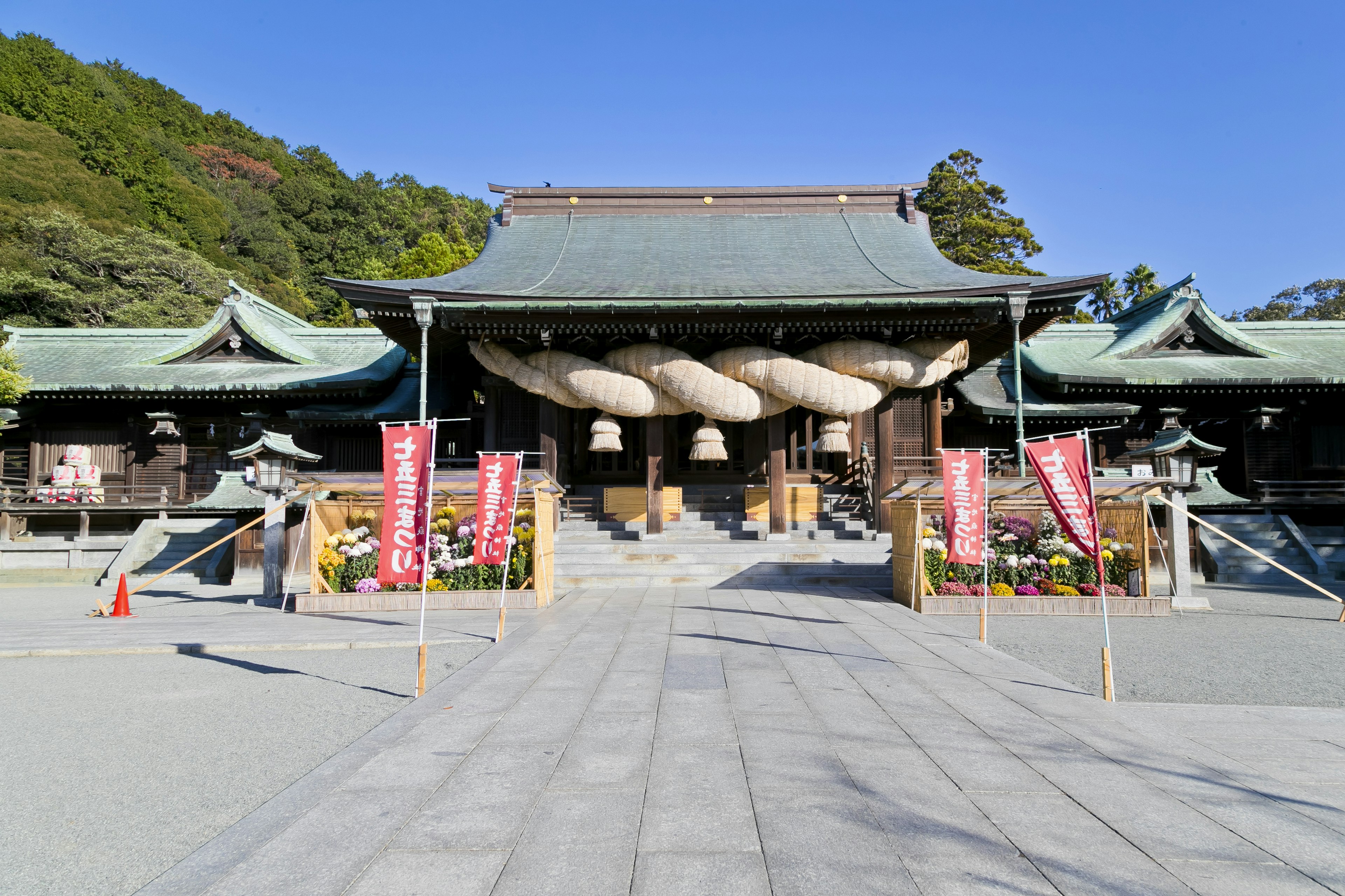 Bellissimo edificio del santuario con sfondo verde grande shimenawa