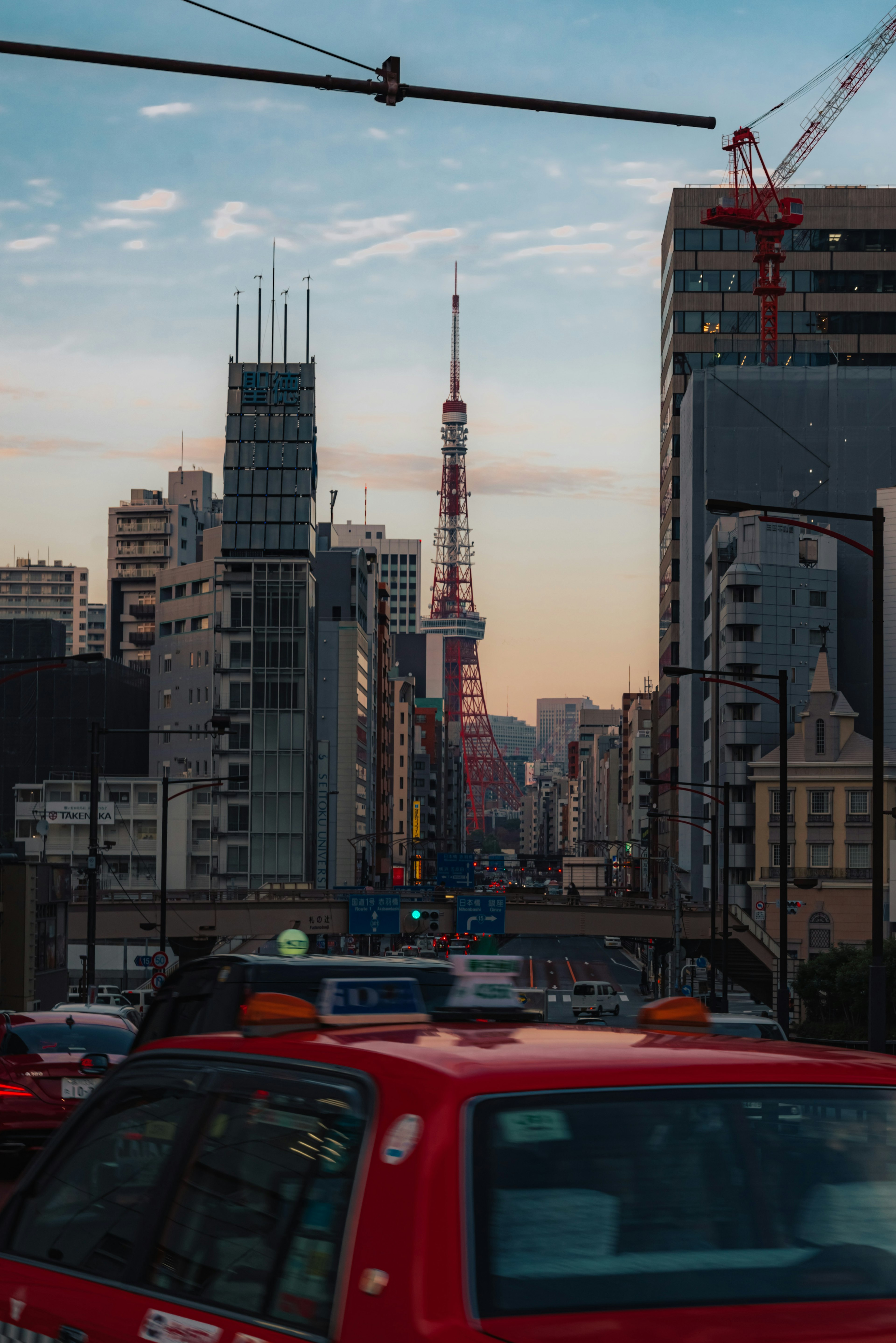 東京タワーが見える都市の風景交通の流れ