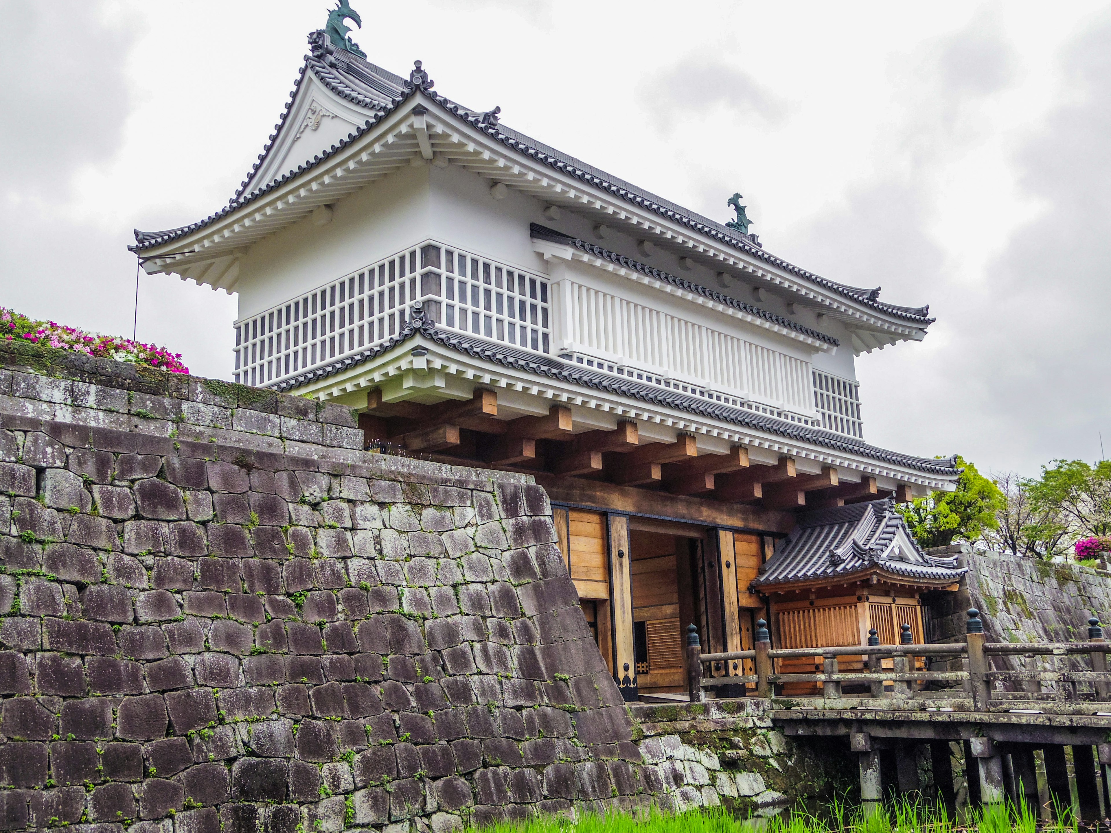 Eksterior indah kastil Jepang dengan dinding batu