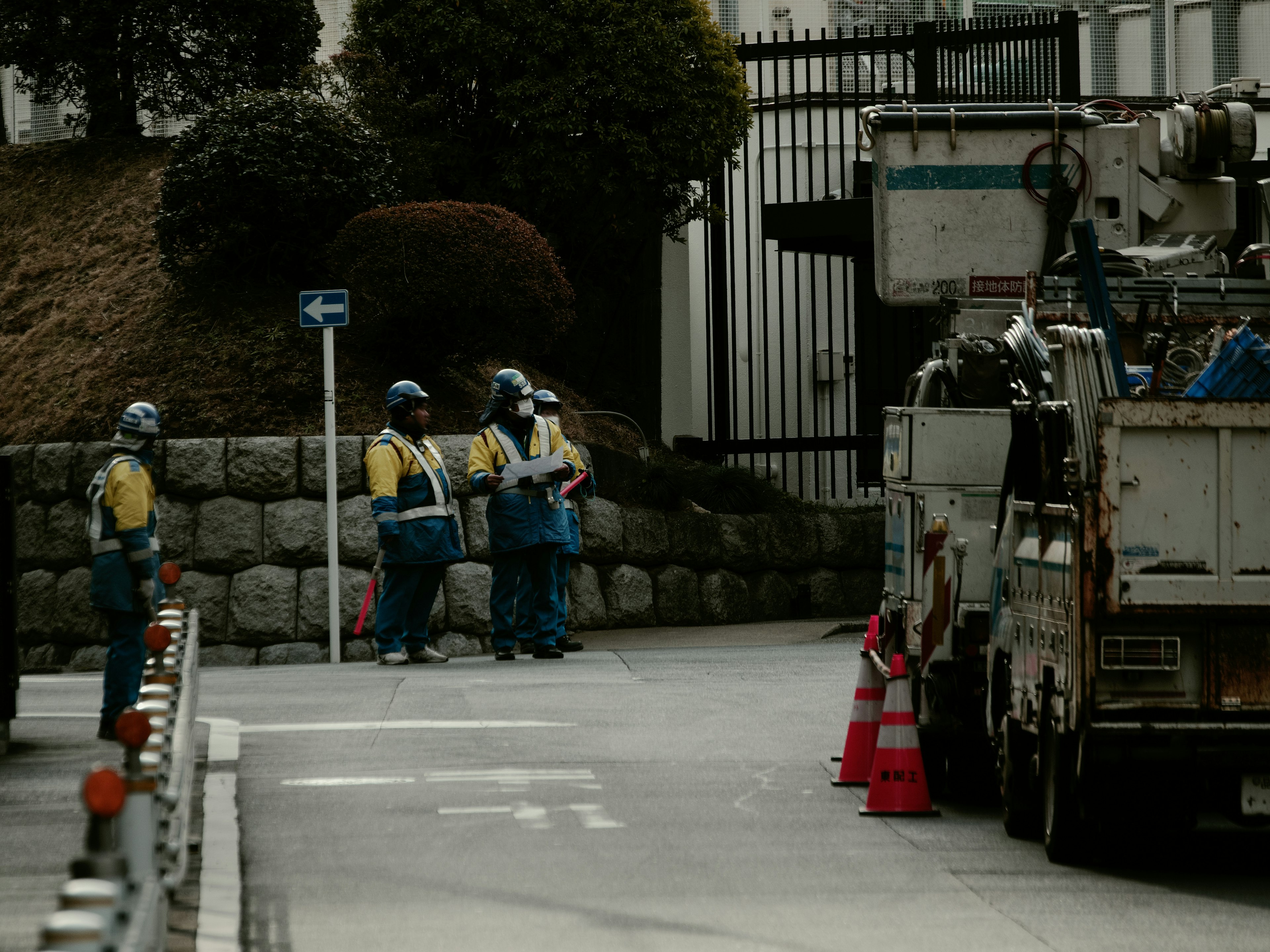 作業服を着た作業員が工事現場で待機している様子