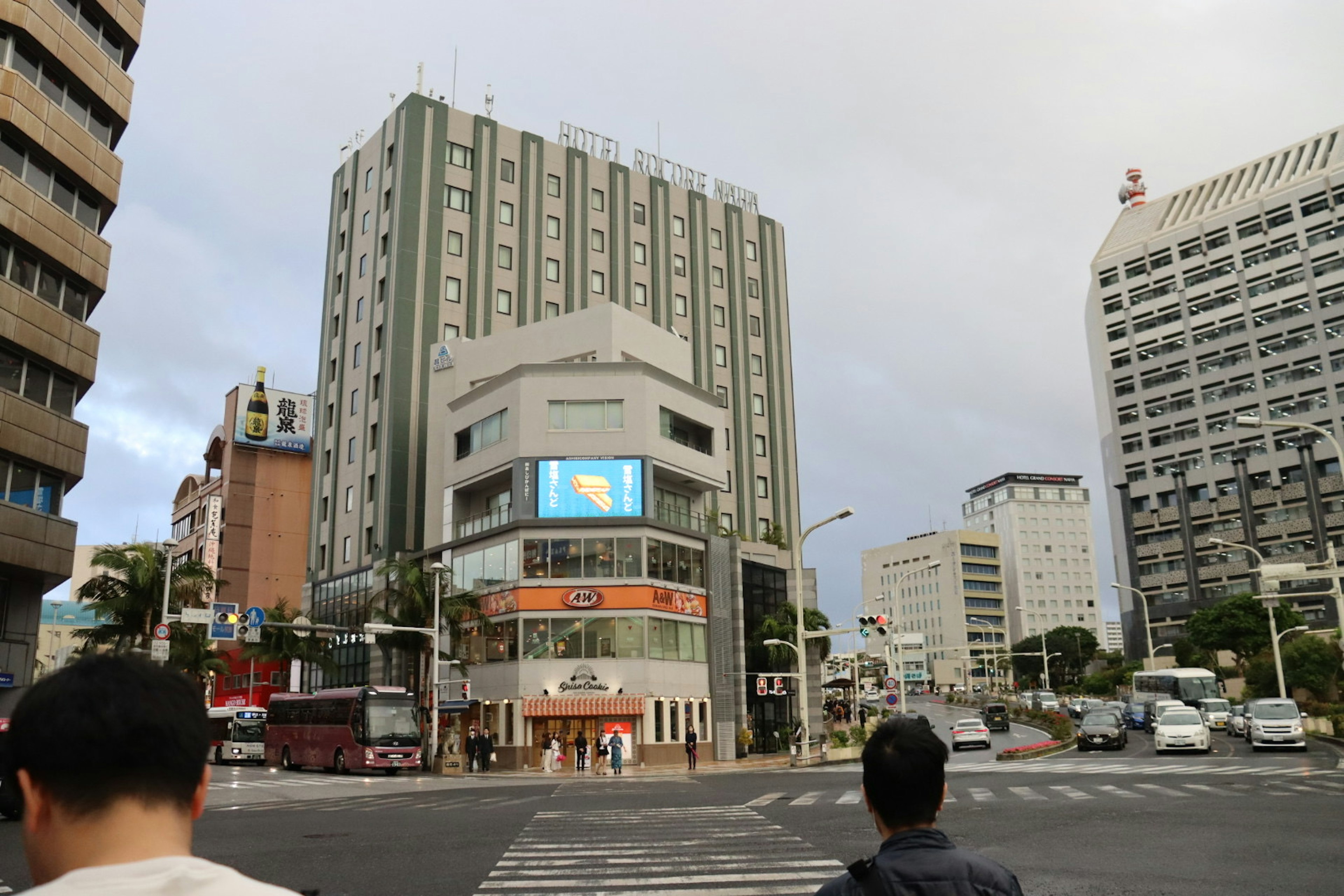 Vista de una calle de la ciudad con edificios altos y peatones