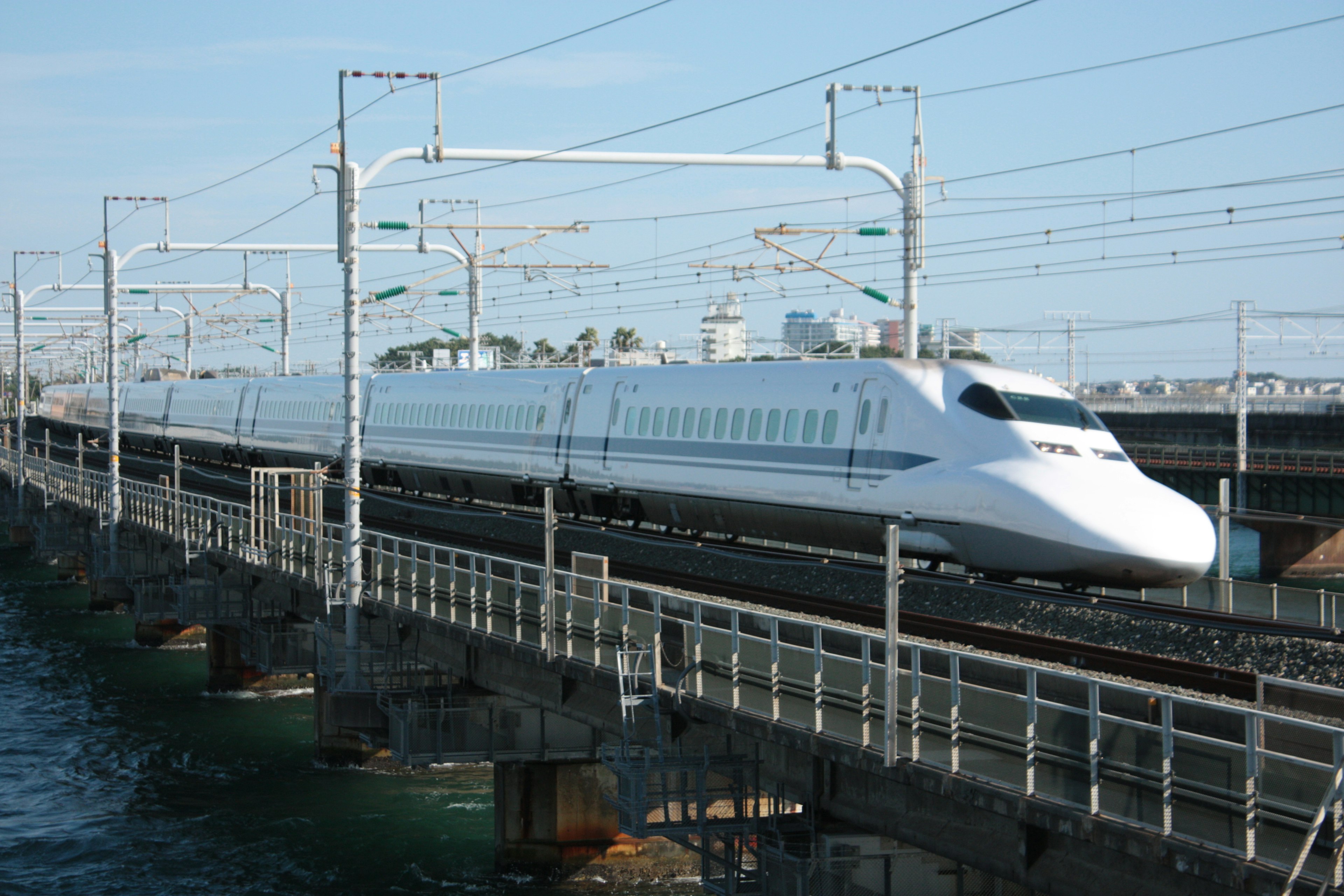 Shinkansen traversant un pont au-dessus de l'eau