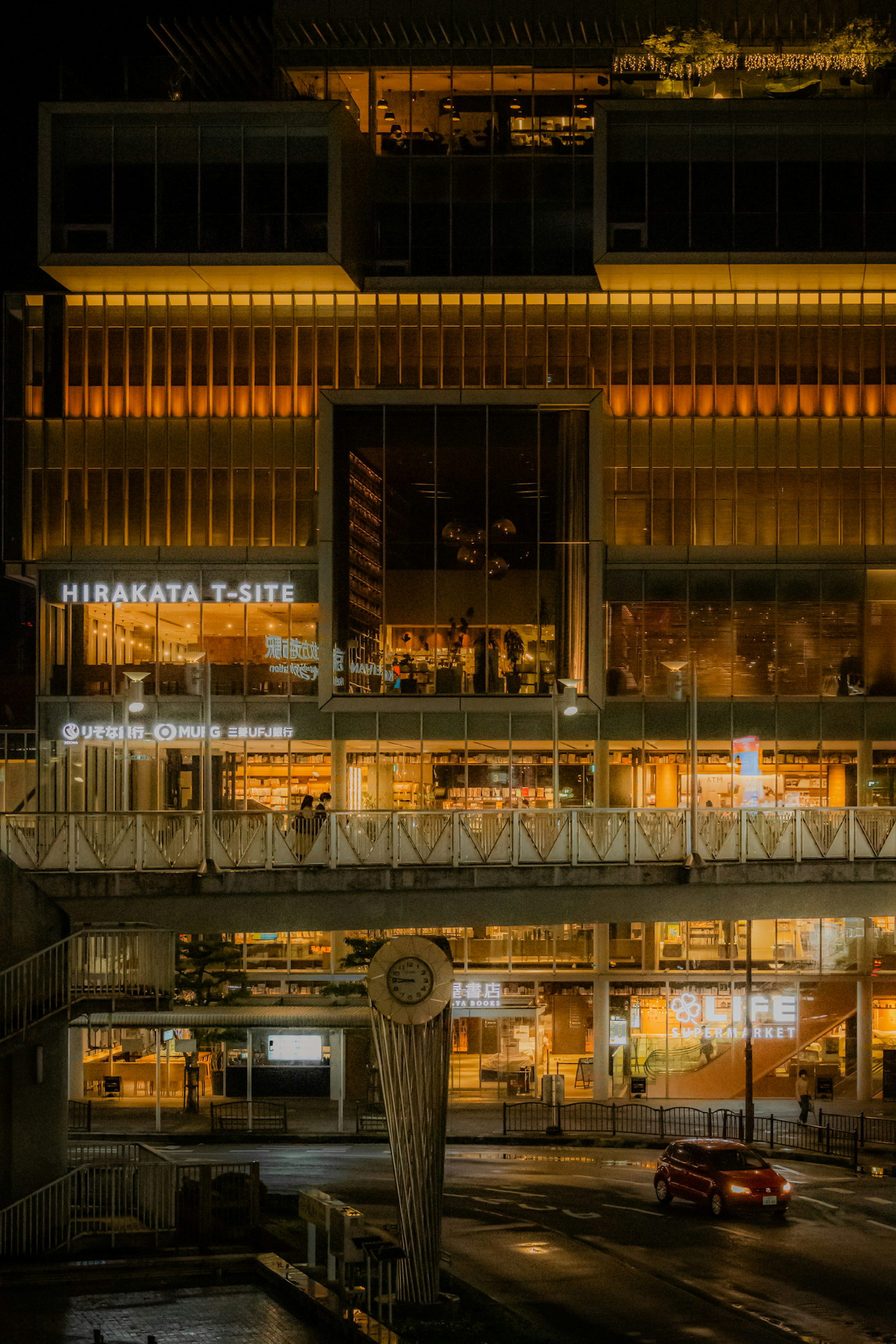 Eksterior gedung komersial yang indah diterangi di malam hari