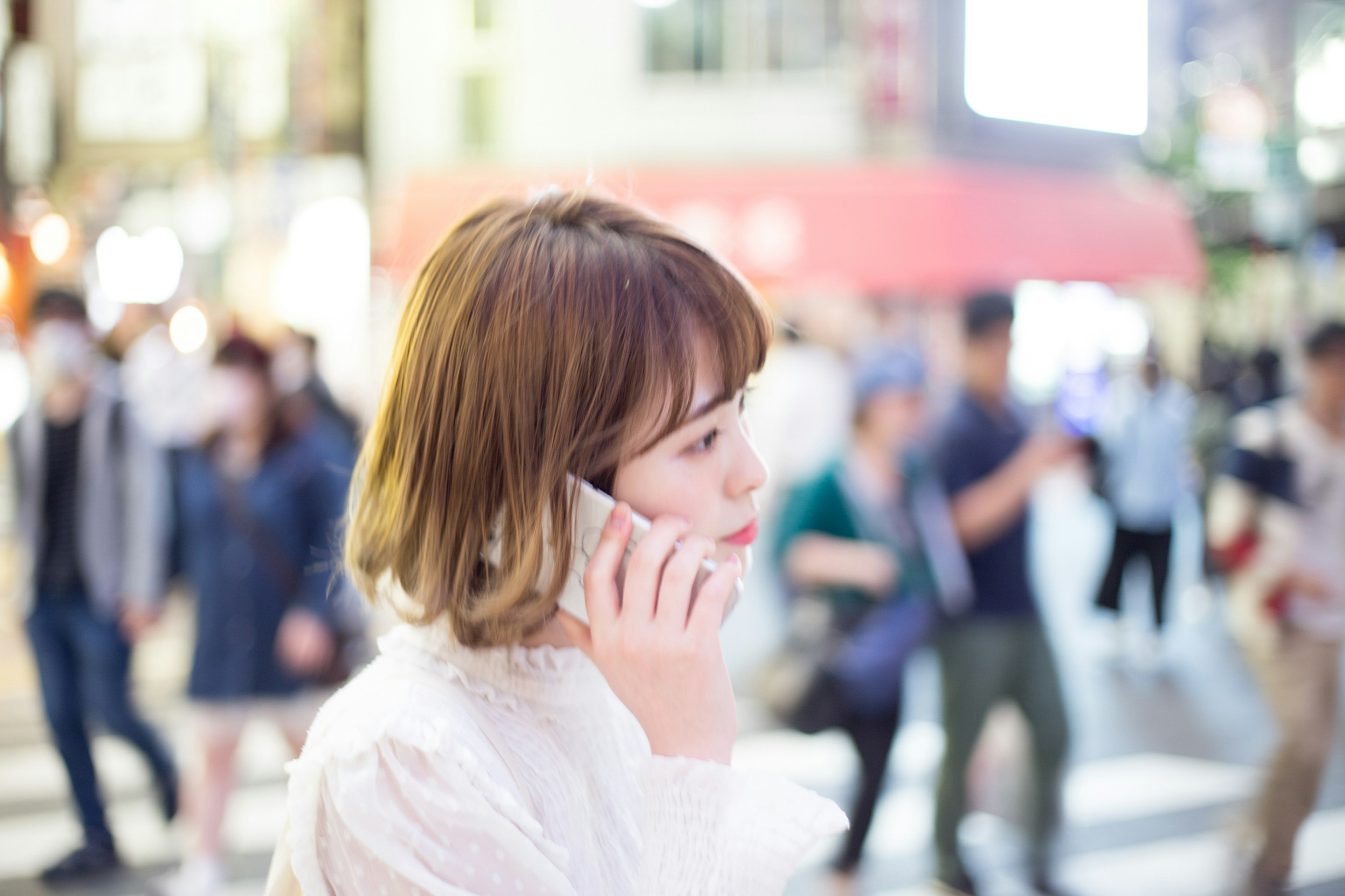 Una mujer hablando por teléfono en un entorno urbano concurrido