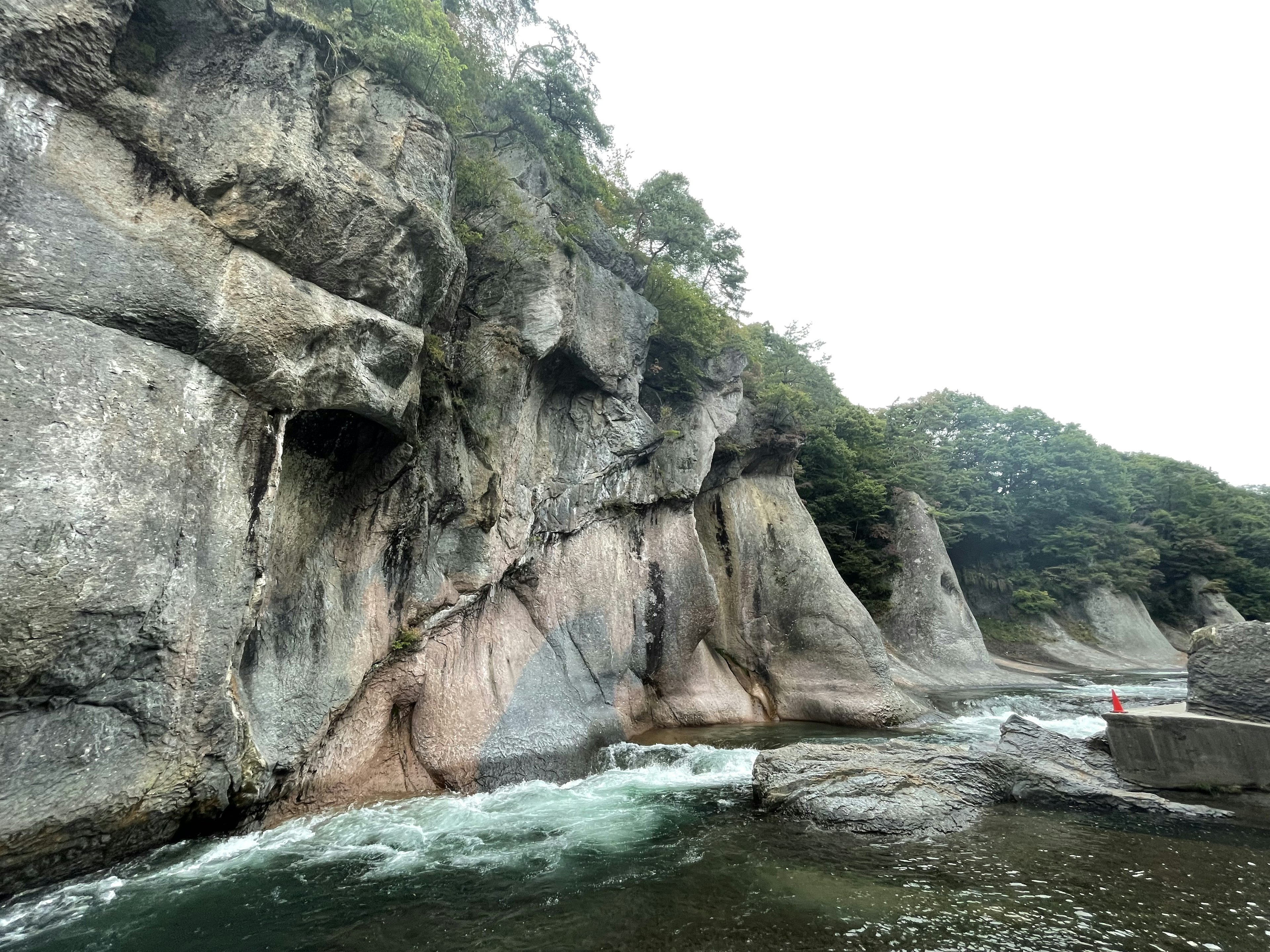 美しい川と岩の景観に囲まれた静かな自然の風景