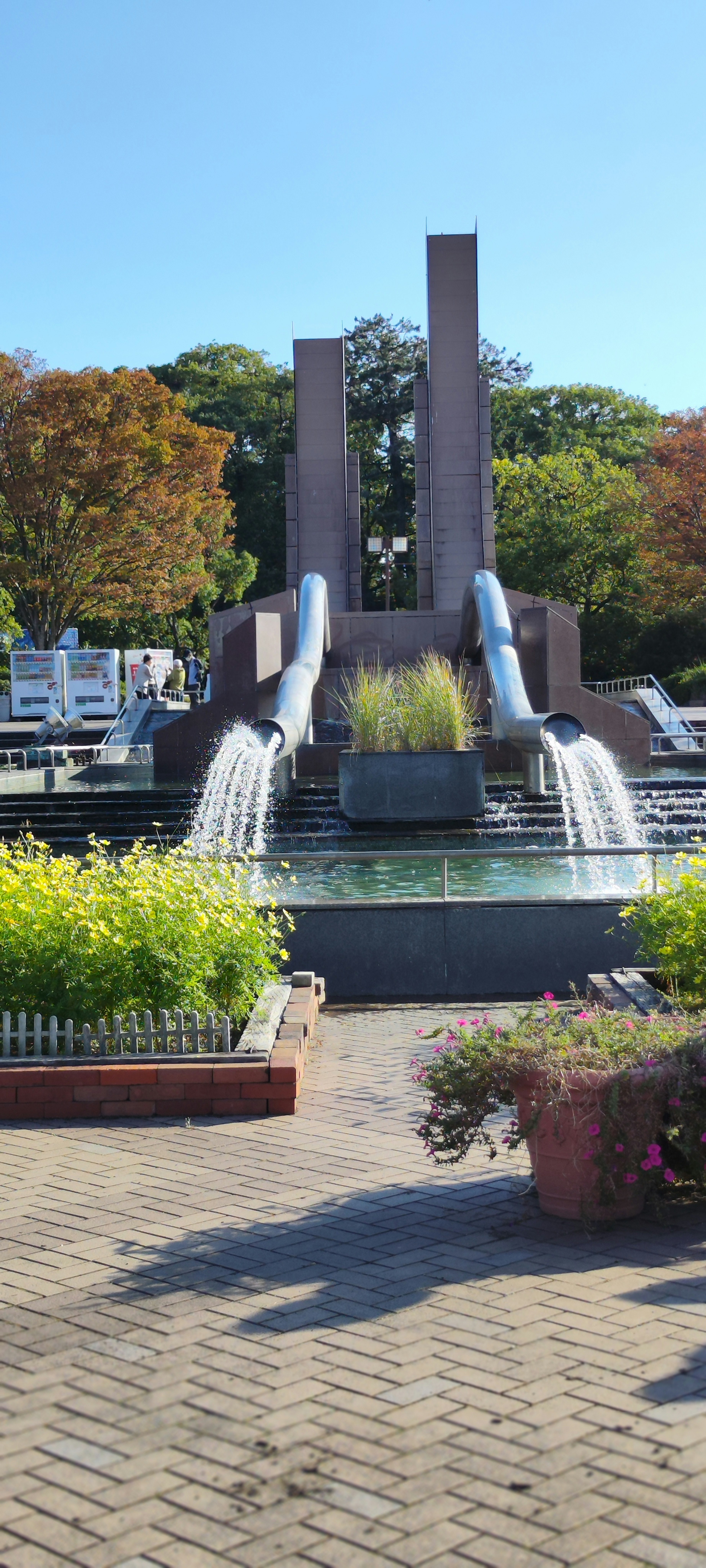 Fontaine de parc avec verdure et architecture moderne