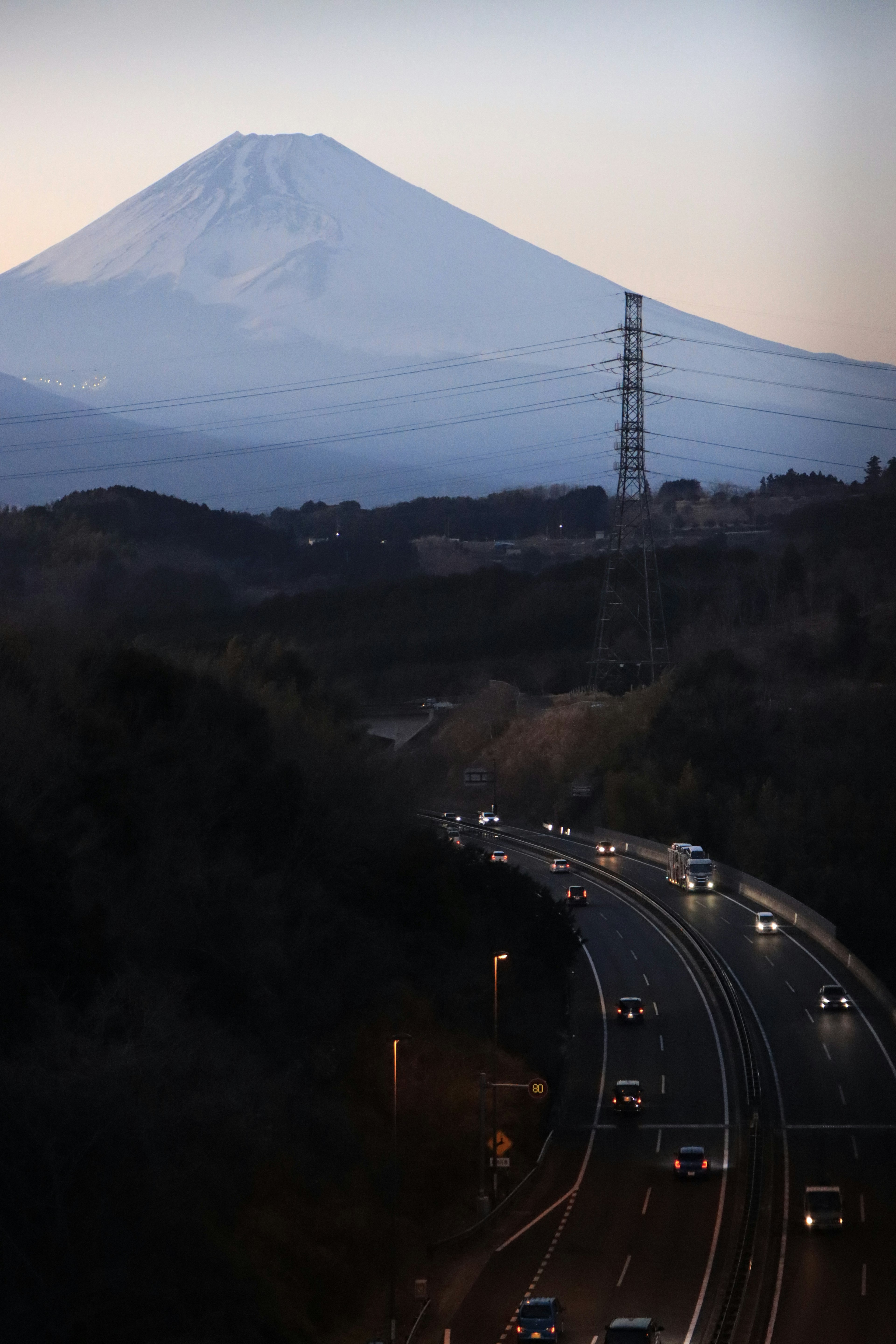 夜间高速公路景观，背景是富士山