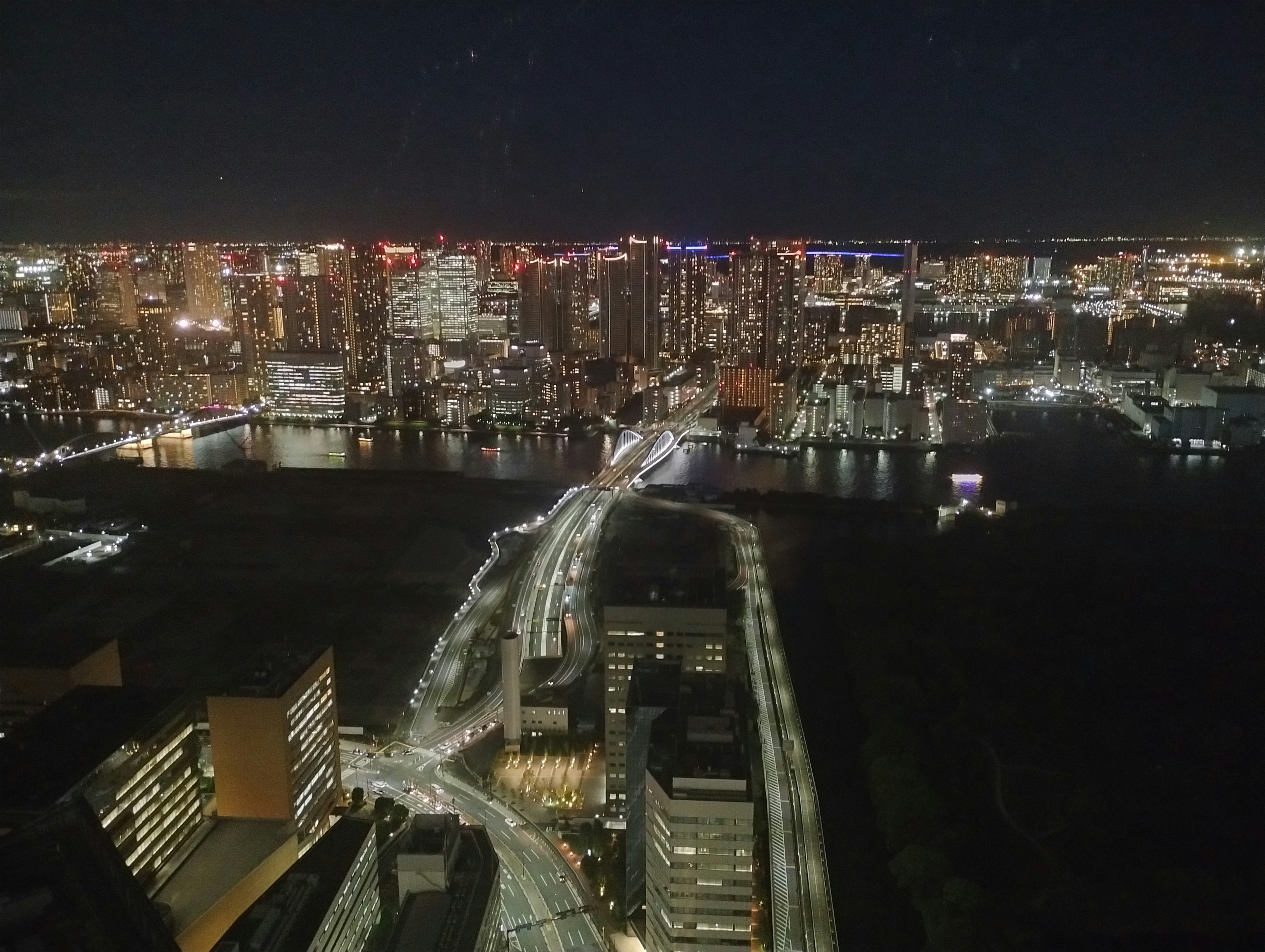 Paesaggio urbano notturno con grattacieli e luci brillanti