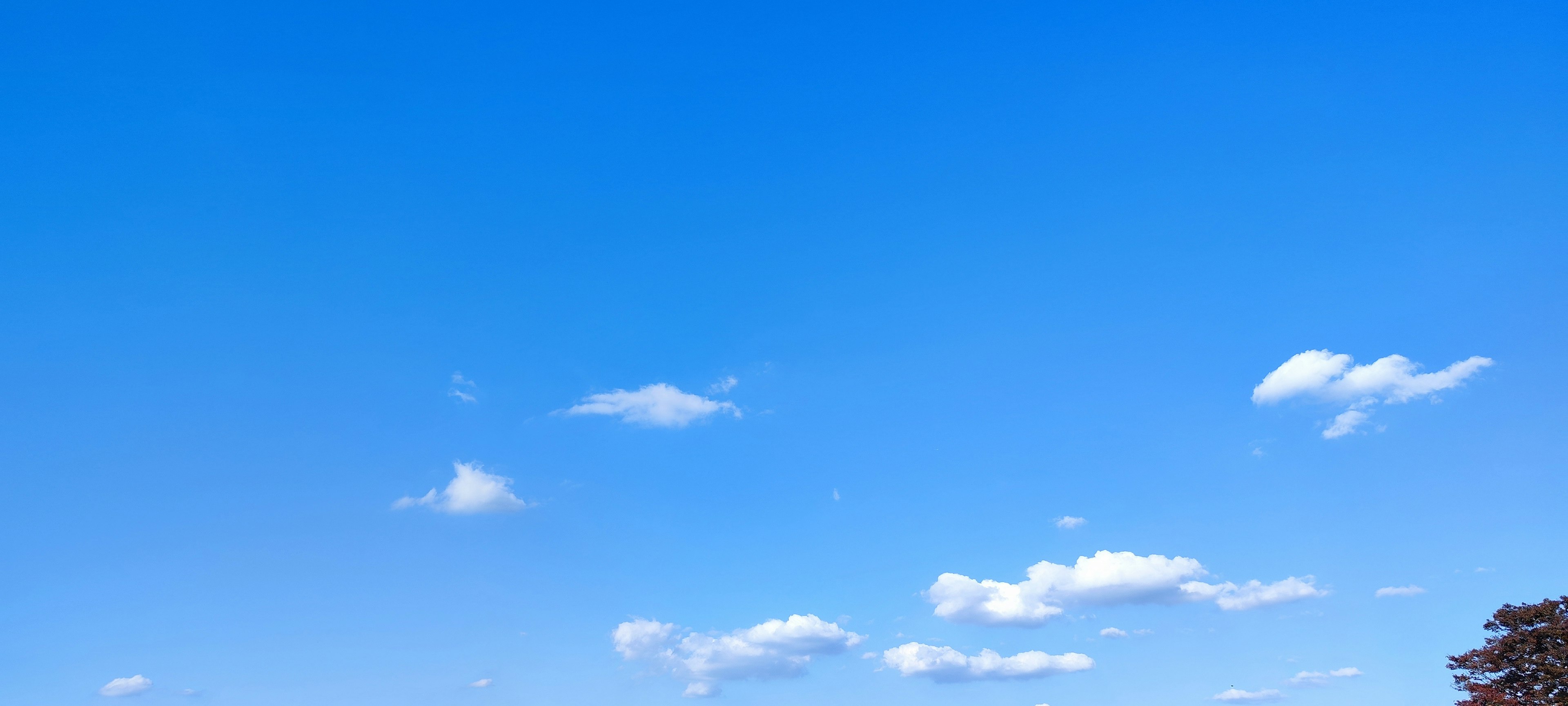 Cielo blu brillante con nuvole bianche soffici