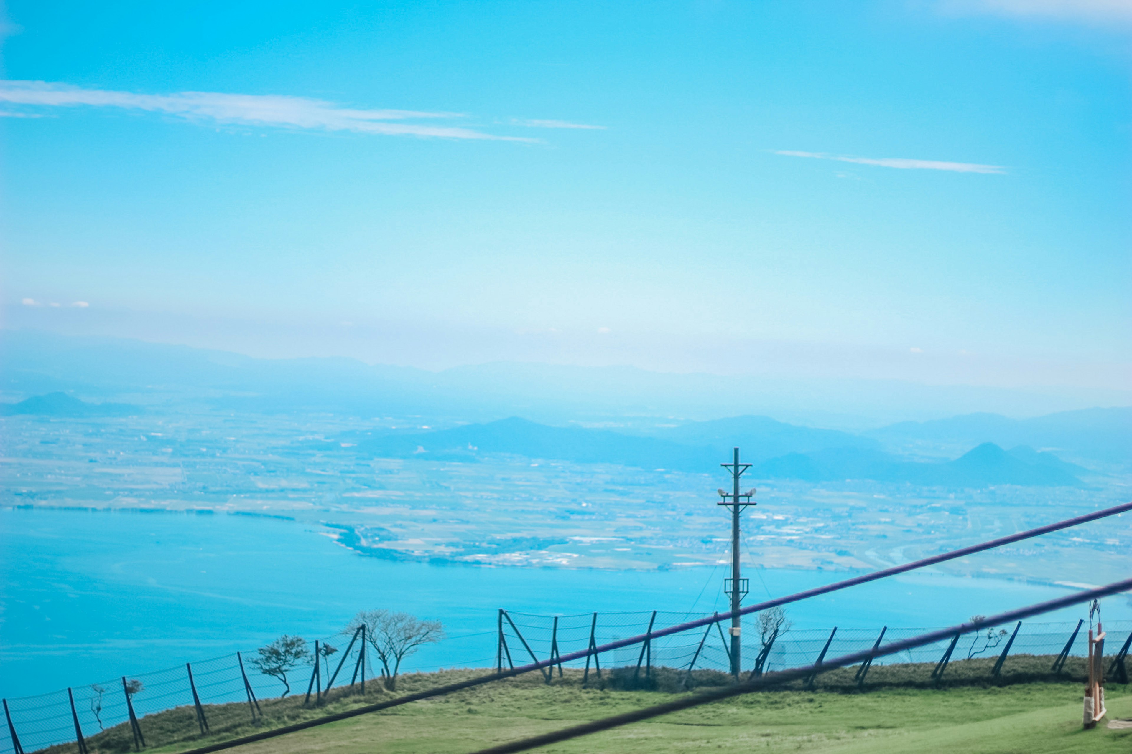 Vue panoramique d'une colline avec ciel bleu et océan