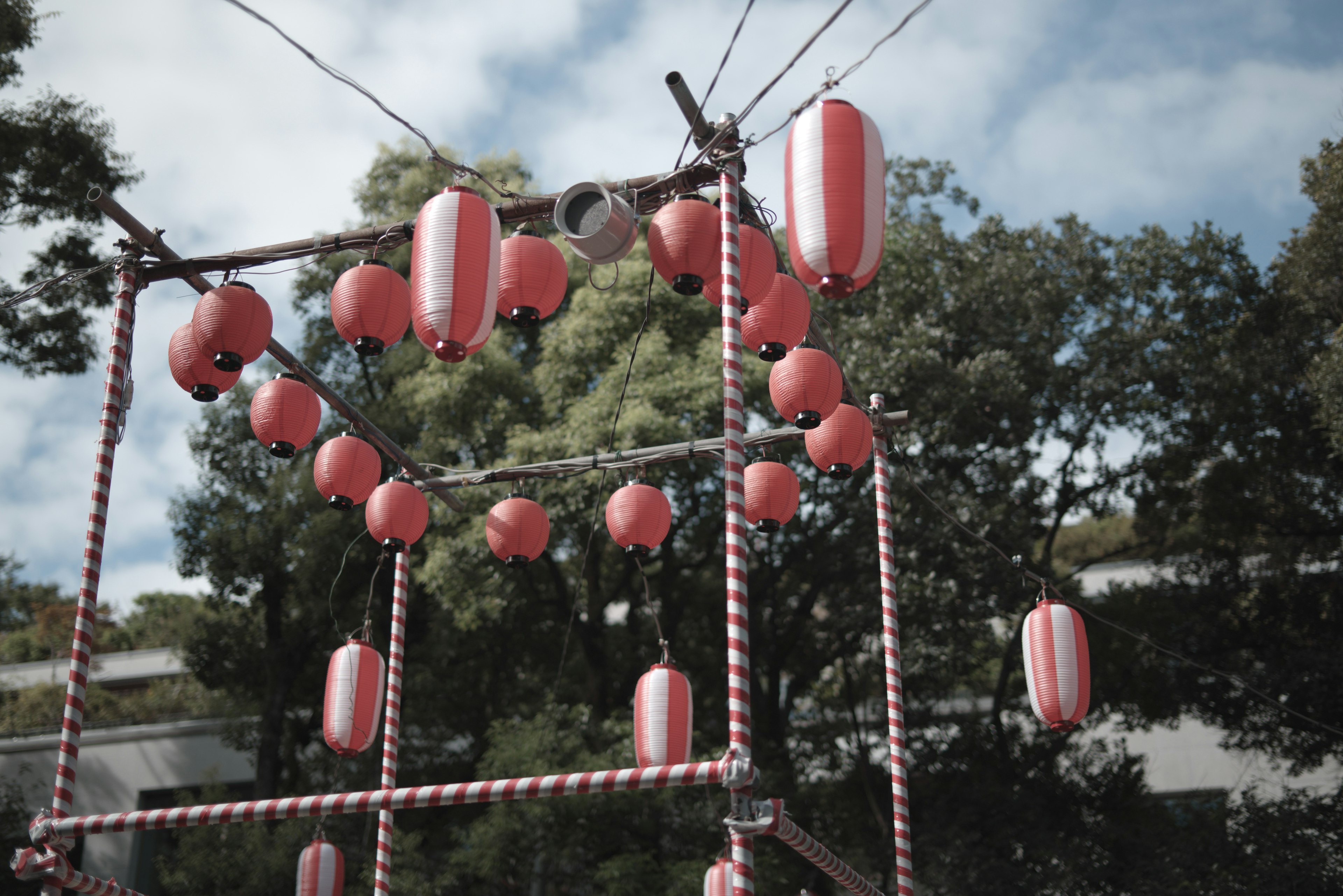 Decoraciones de festival con faroles rojos colgando contra un cielo azul