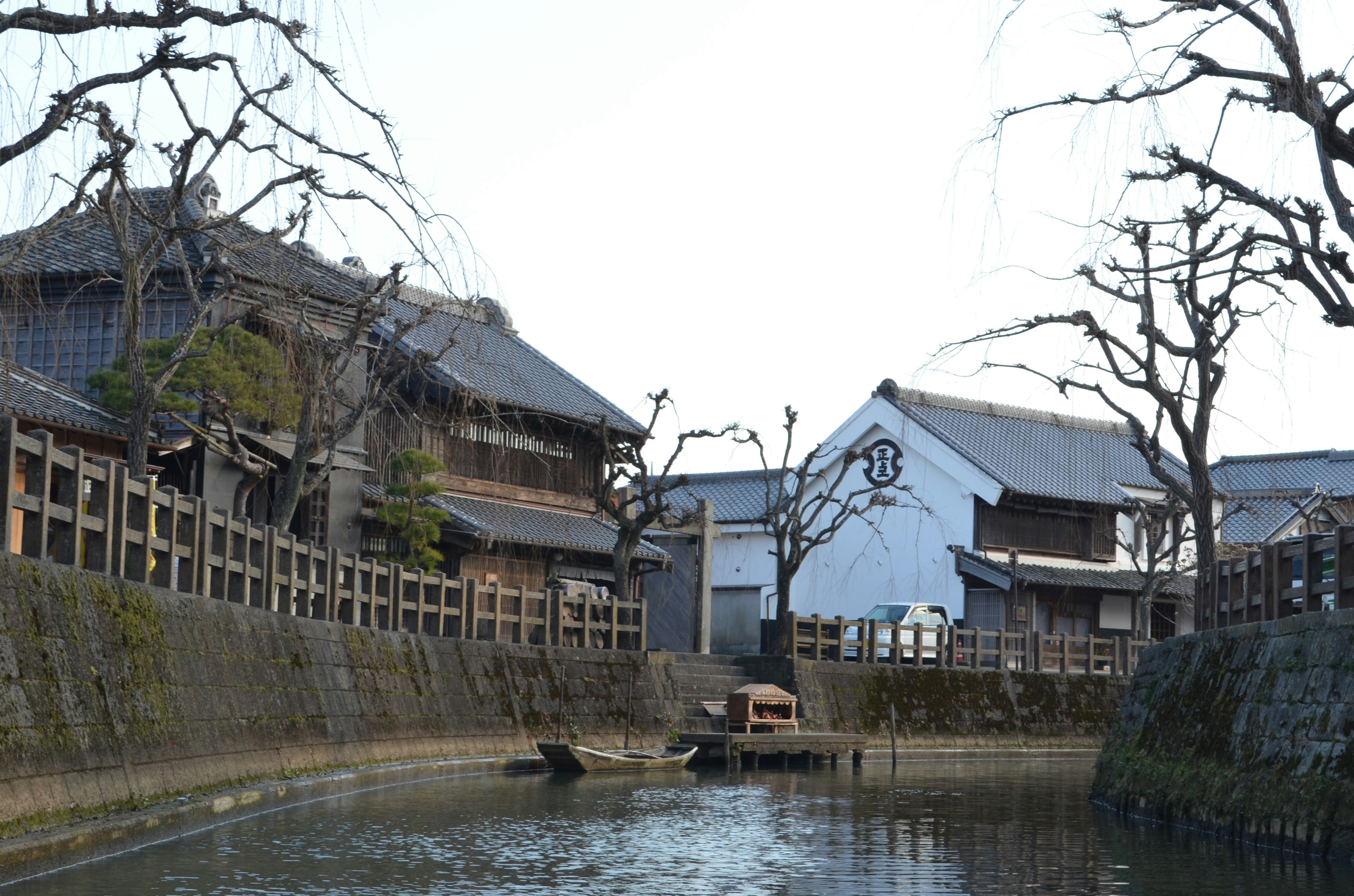 Traditionelle japanische Häuser am Wasser