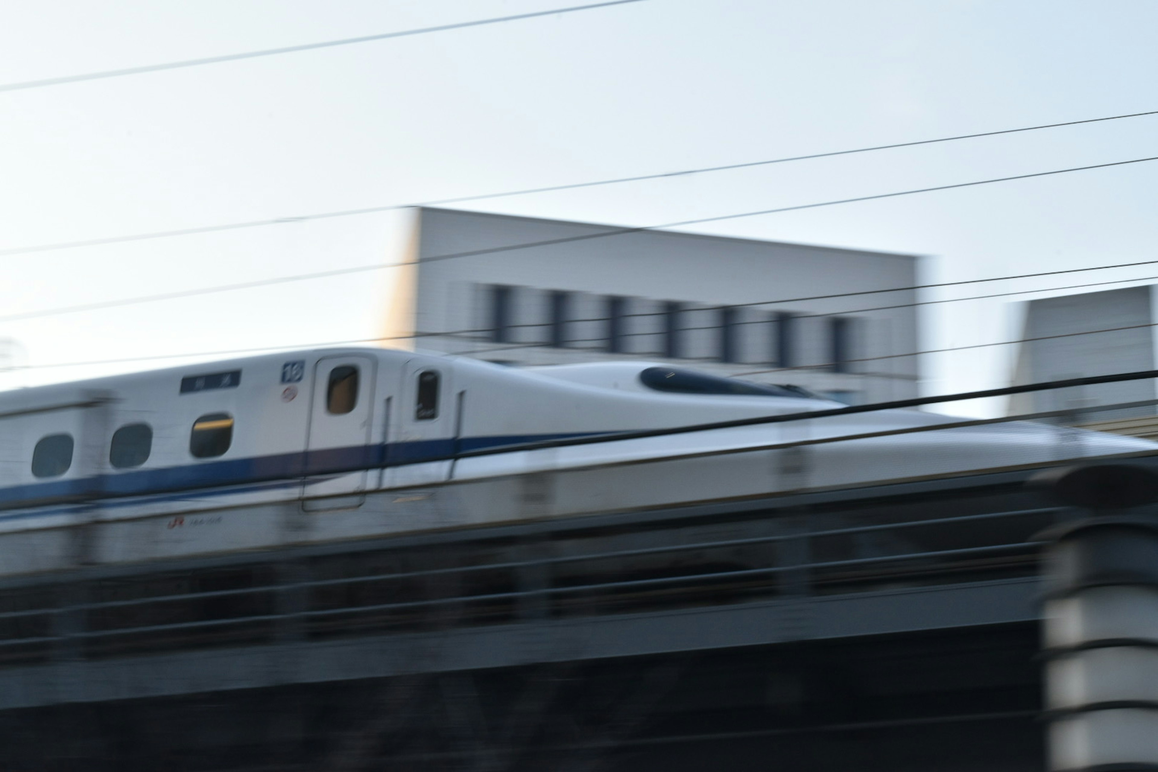 Bild eines Shinkansen, der mit hoher Geschwindigkeit fährt