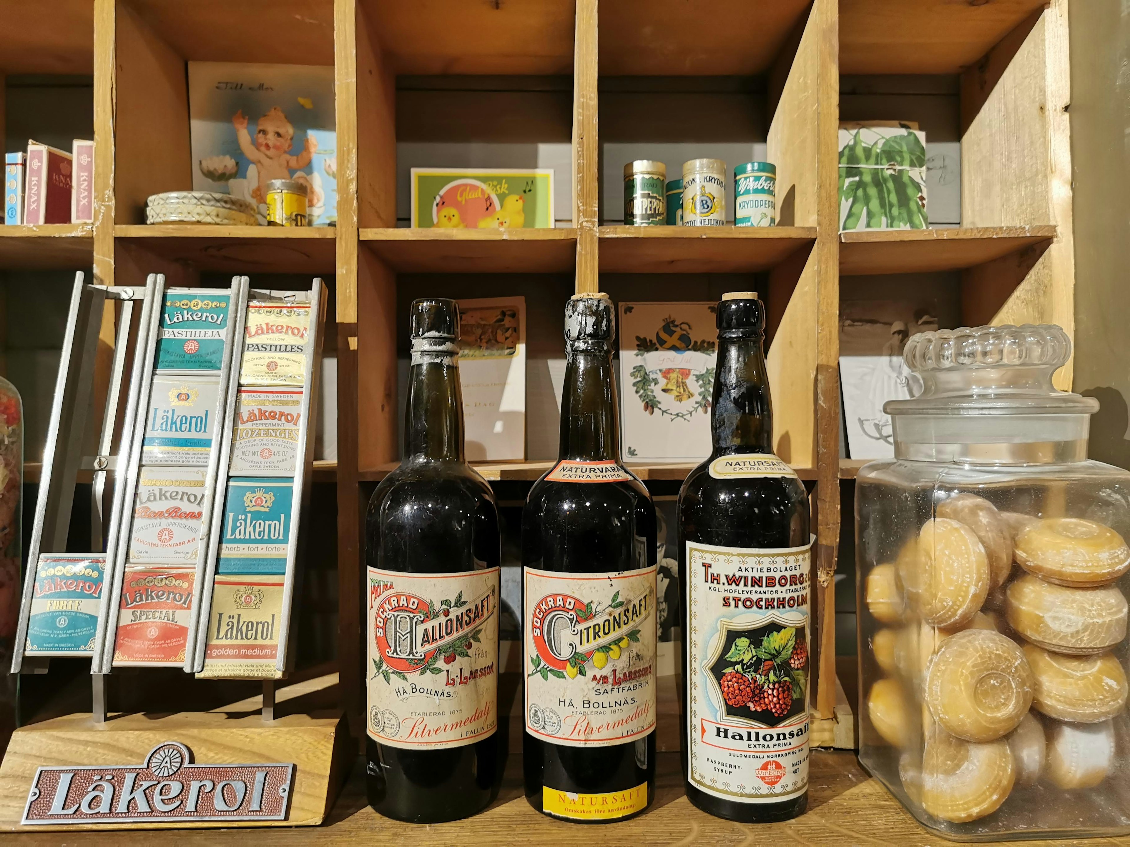 Bottles and cookies displayed on a cafe shelf