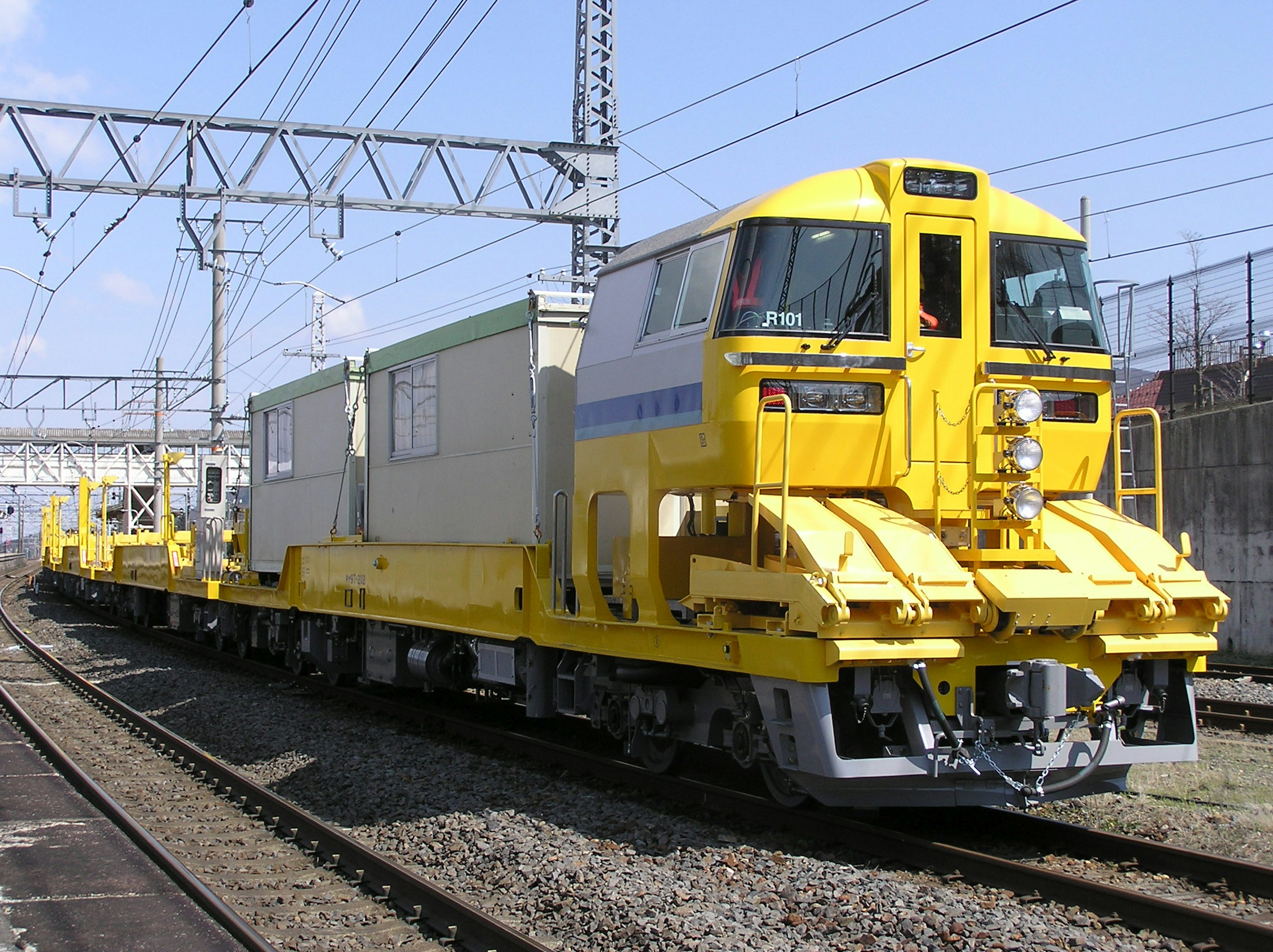 Train de travail jaune garé sur les rails