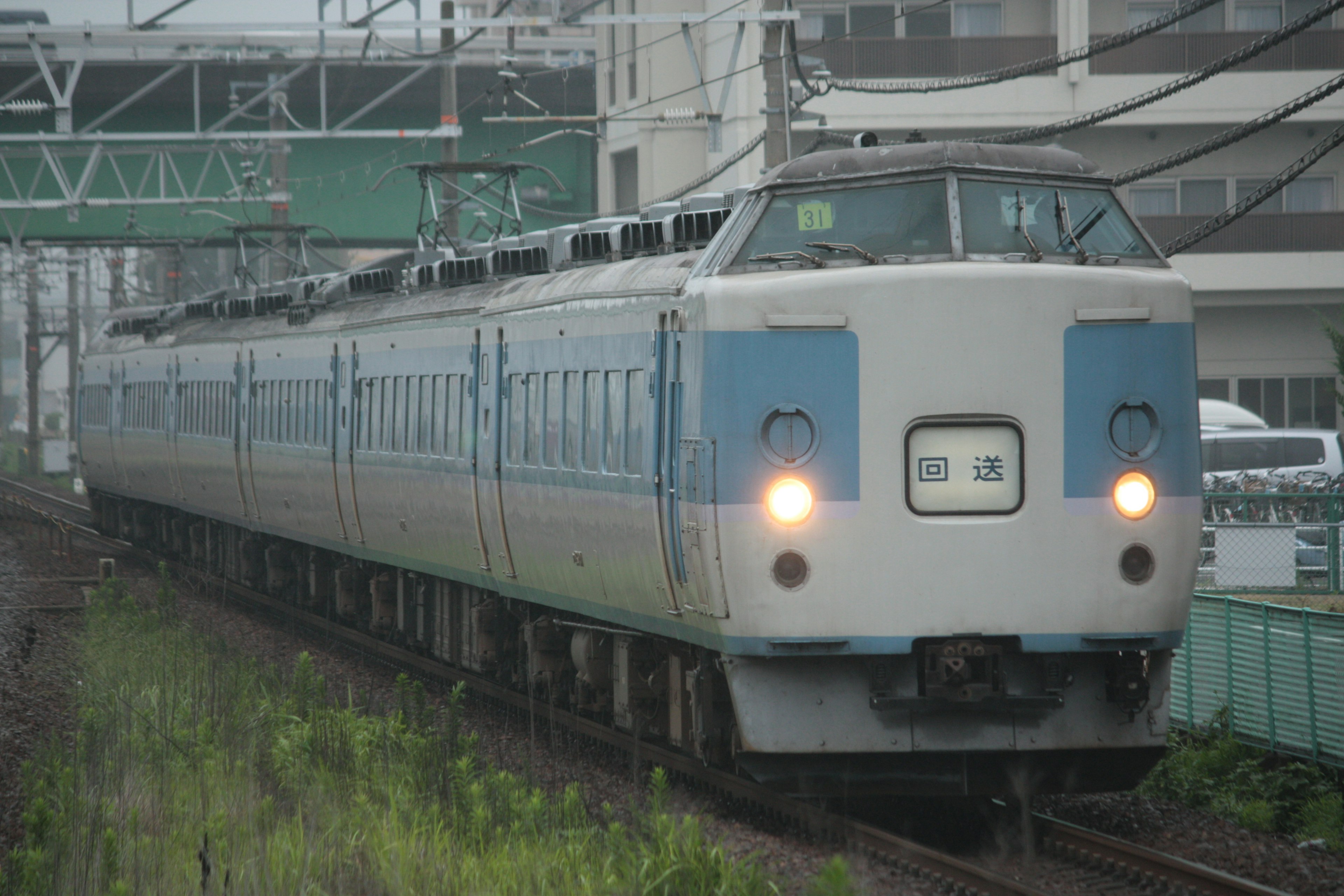 Tren azul y blanco circulando por las vías