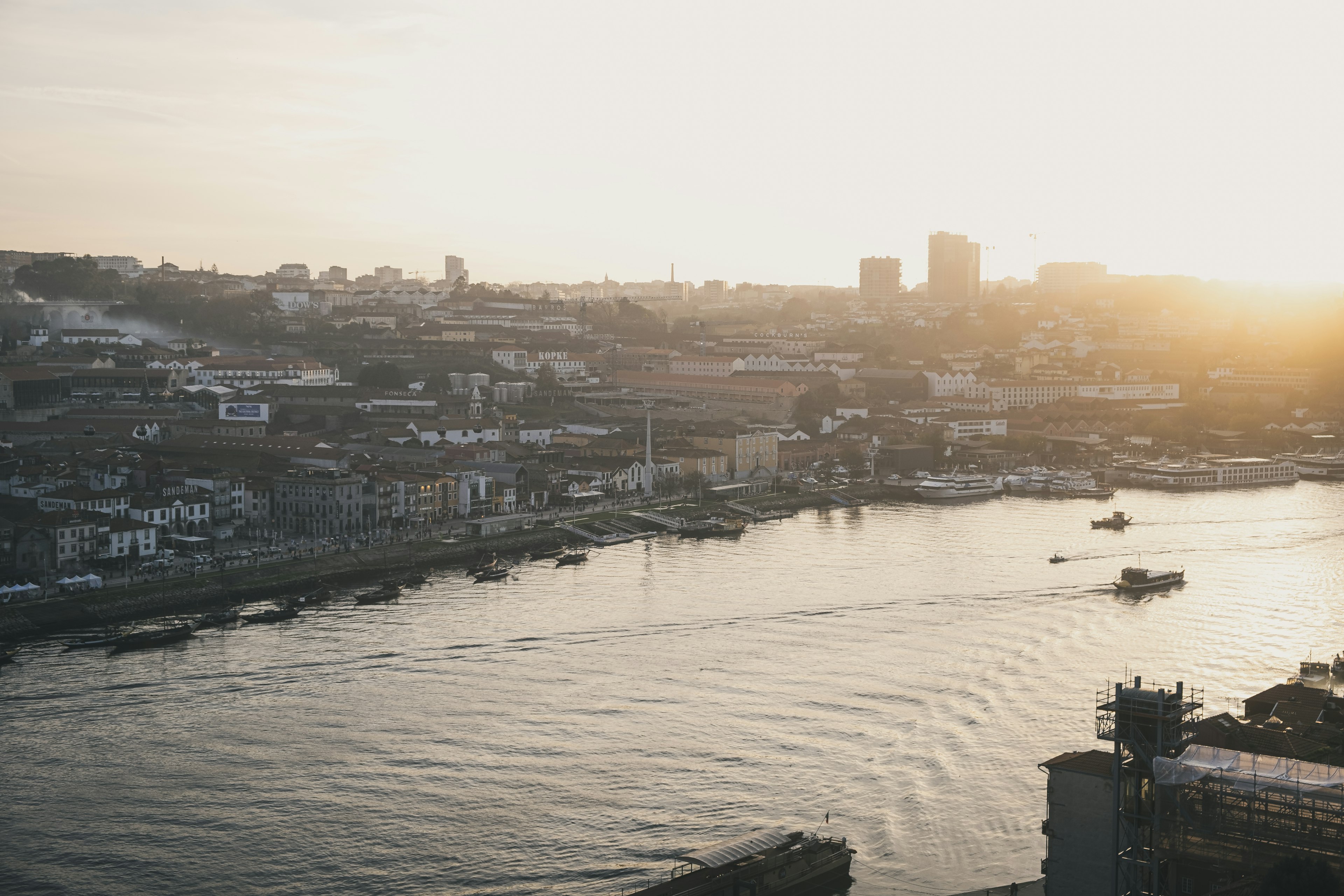 Sonnenuntergang über dem Fluss und der Stadtsilhouette