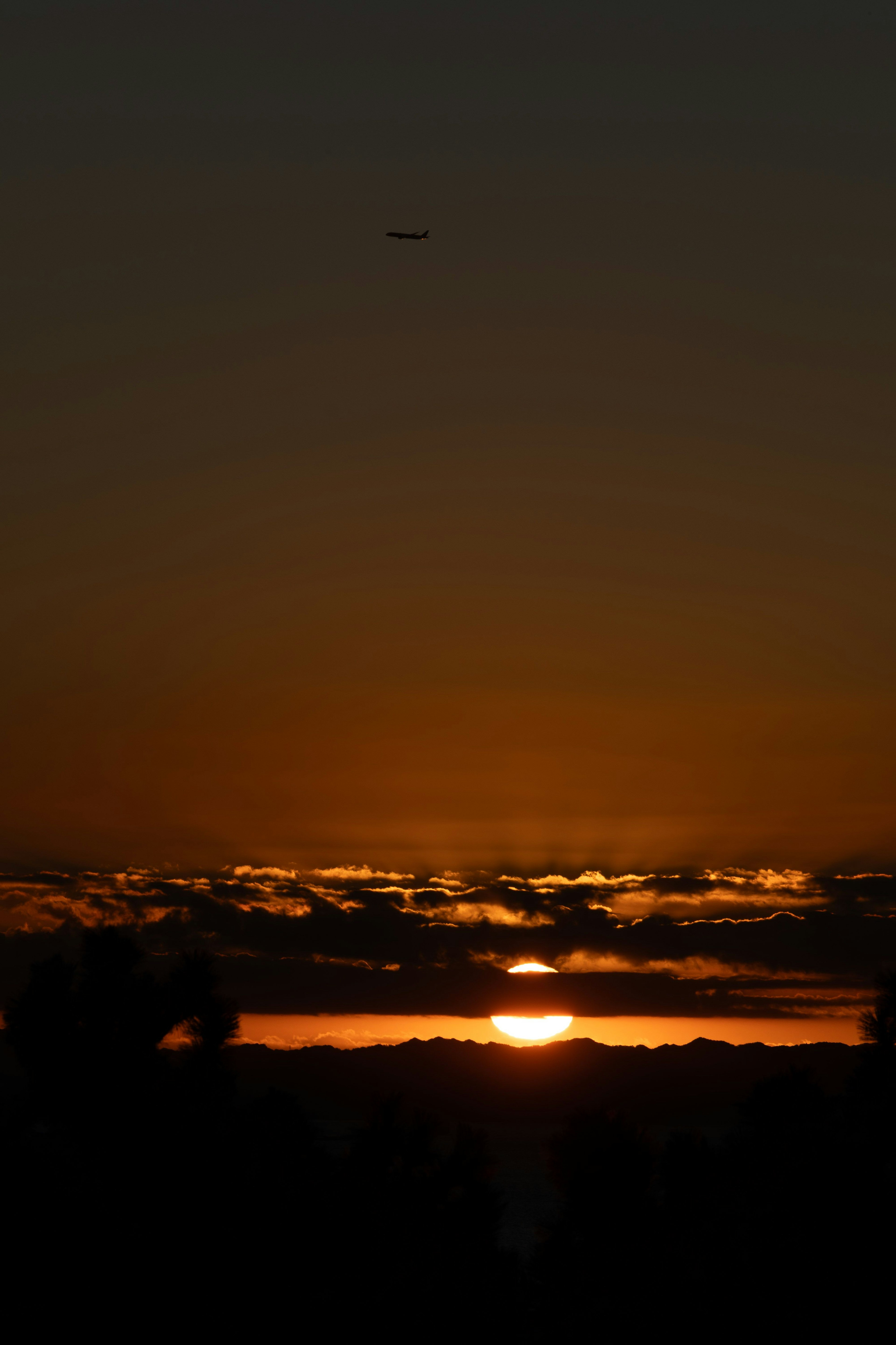 夕日が雲の間から見える美しい風景