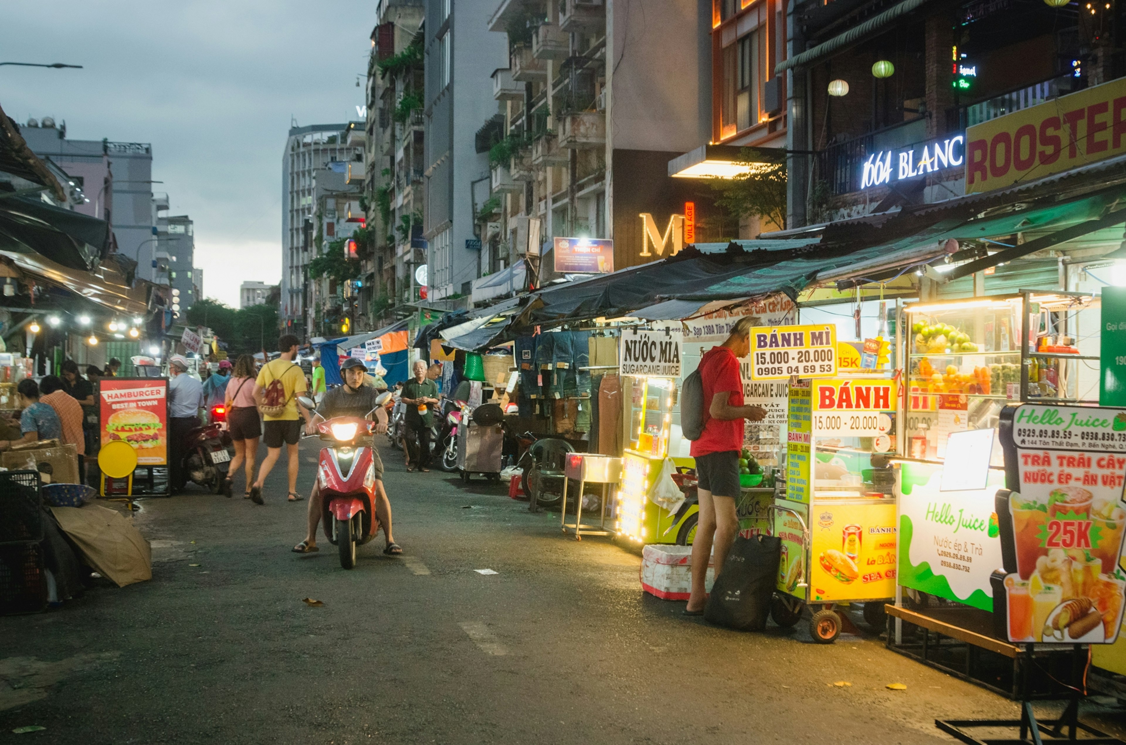 Scène de rue animée avec des stands de marché de nuit