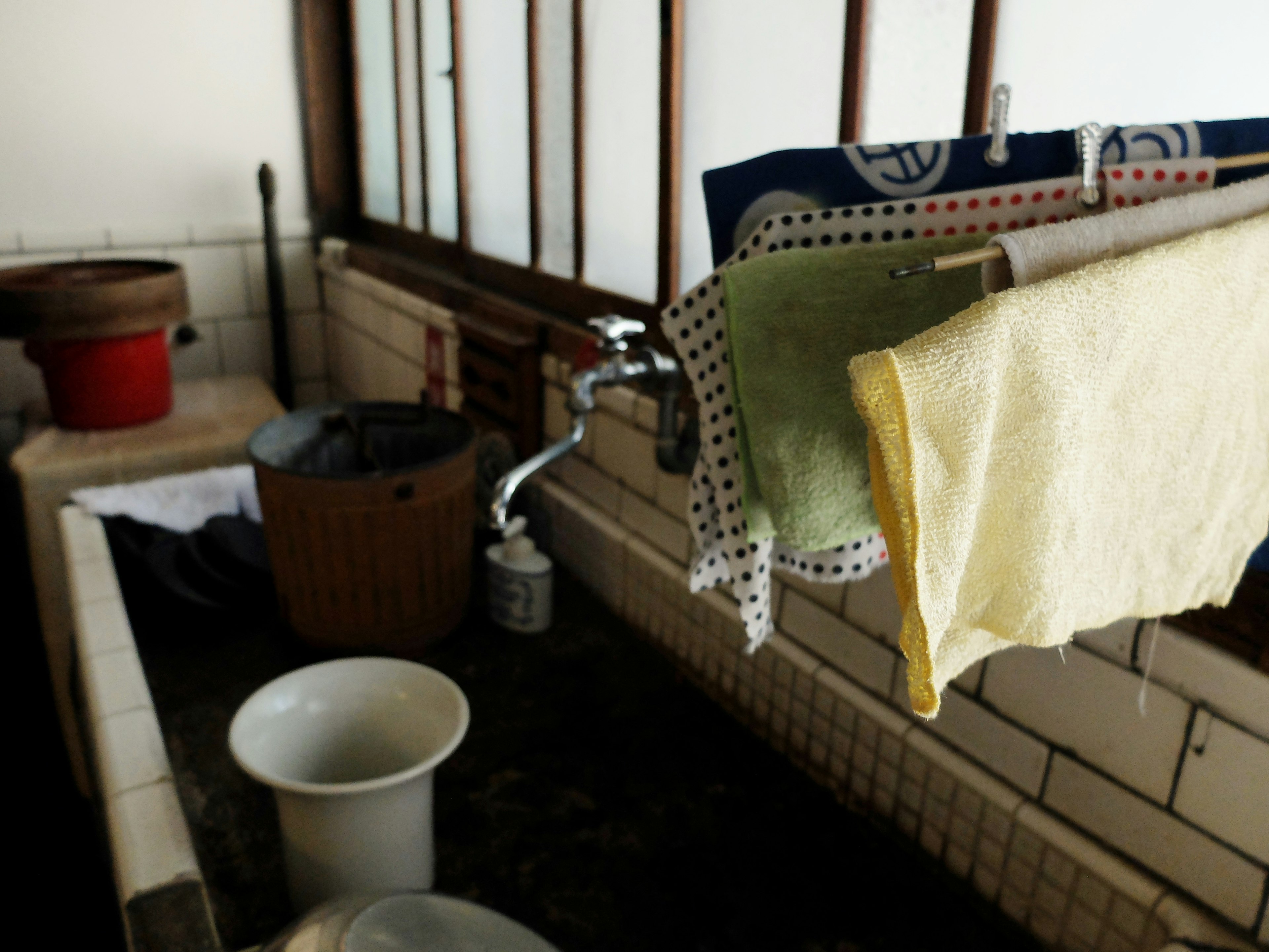 Interno di un vecchio bagno con biancheria stesa