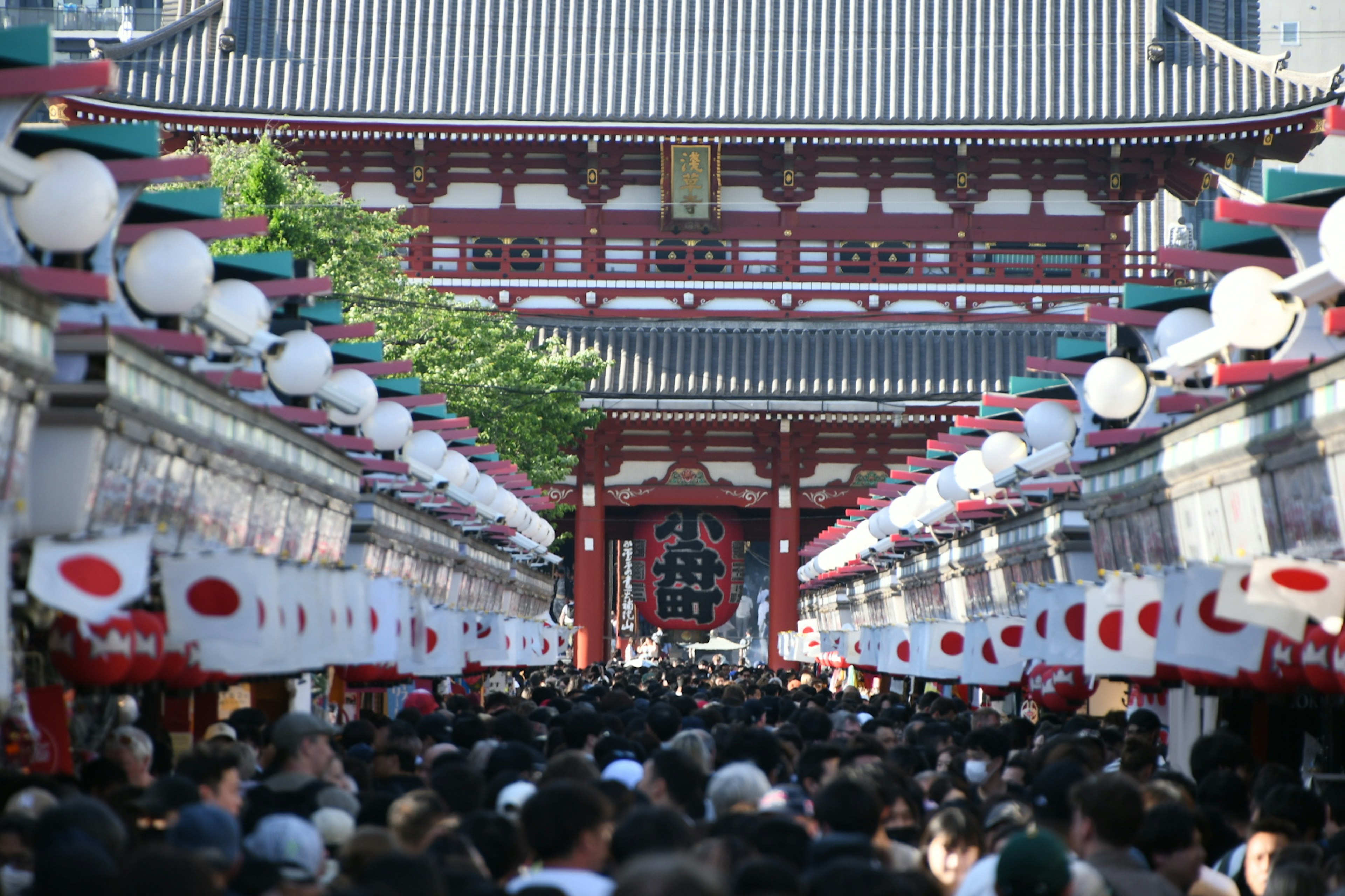 人々が集まる浅草寺の賑やかな通りの風景