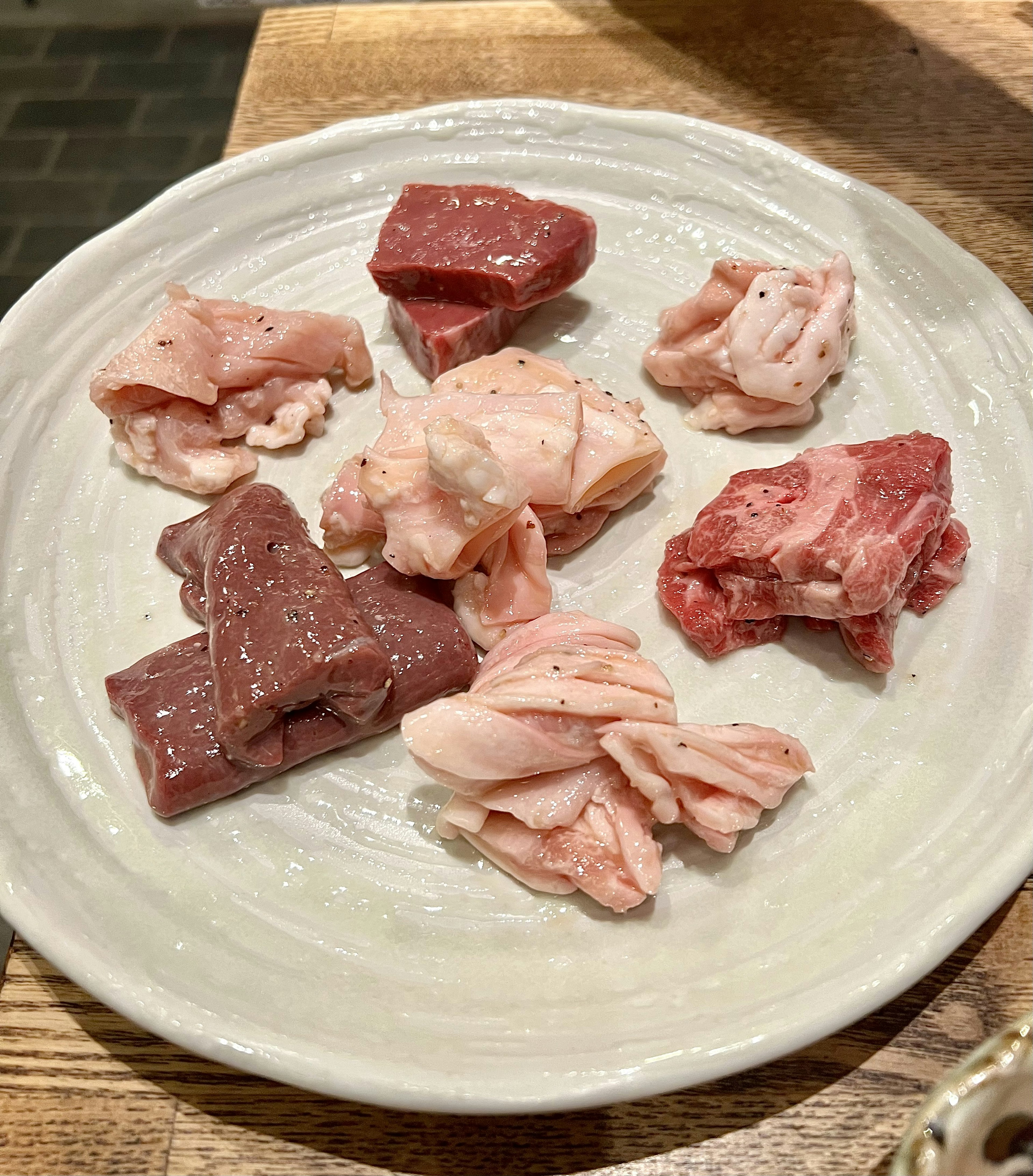 Cortes variados de carne en un plato blanco