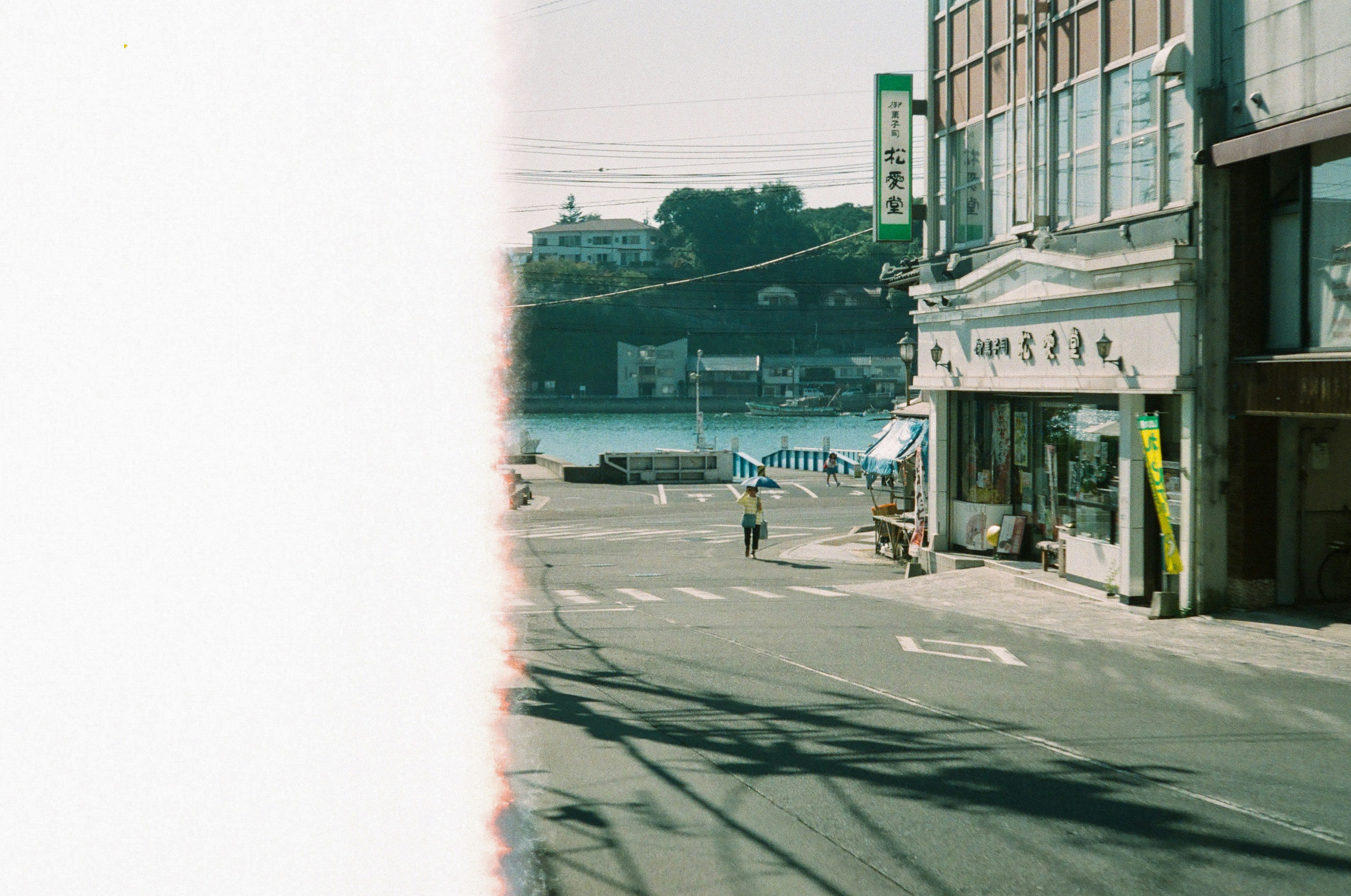 静かな街角にある商店街と海を望む風景