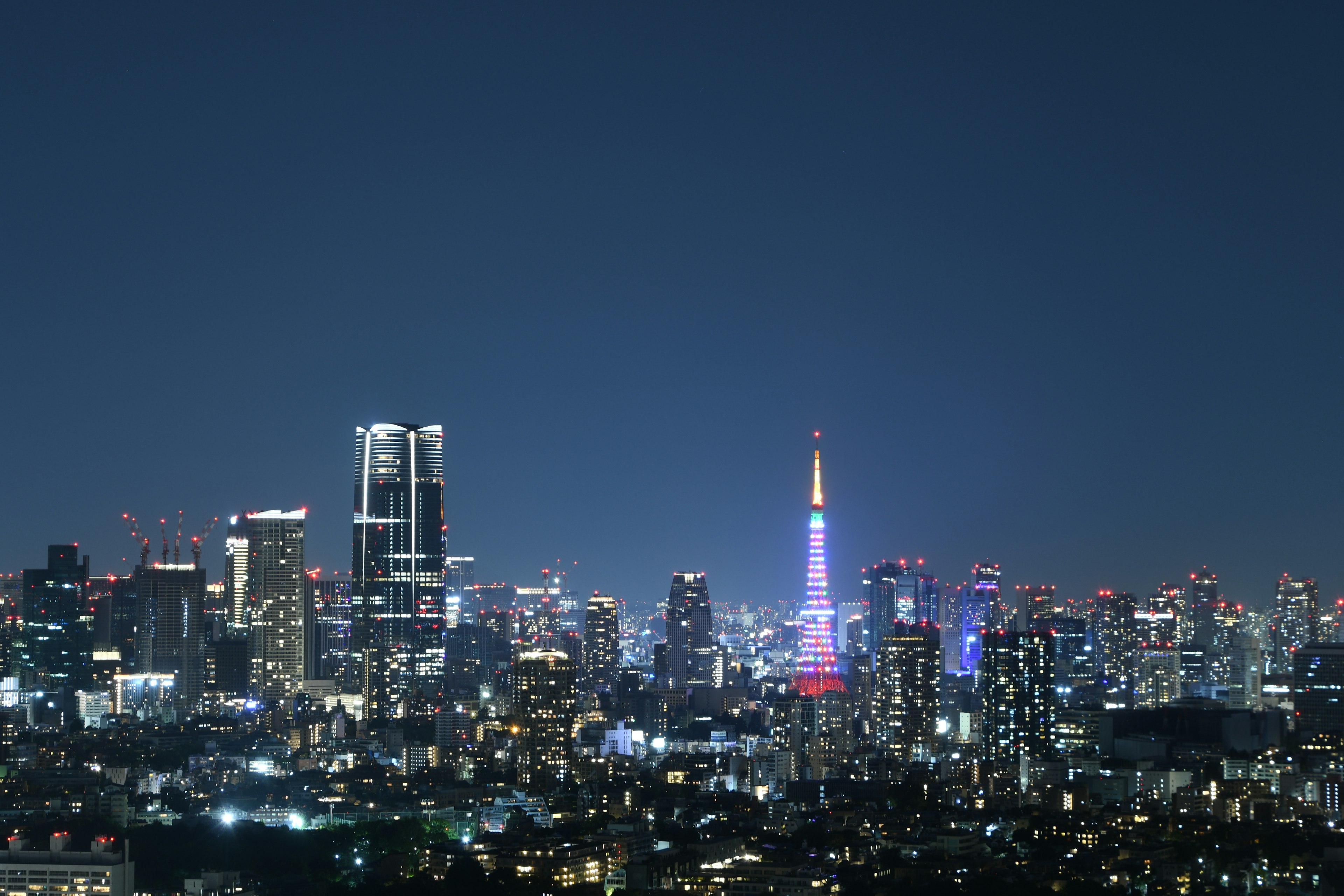 Panoramablick auf die Stadt bei Nacht mit beleuchtetem Tokyo Tower