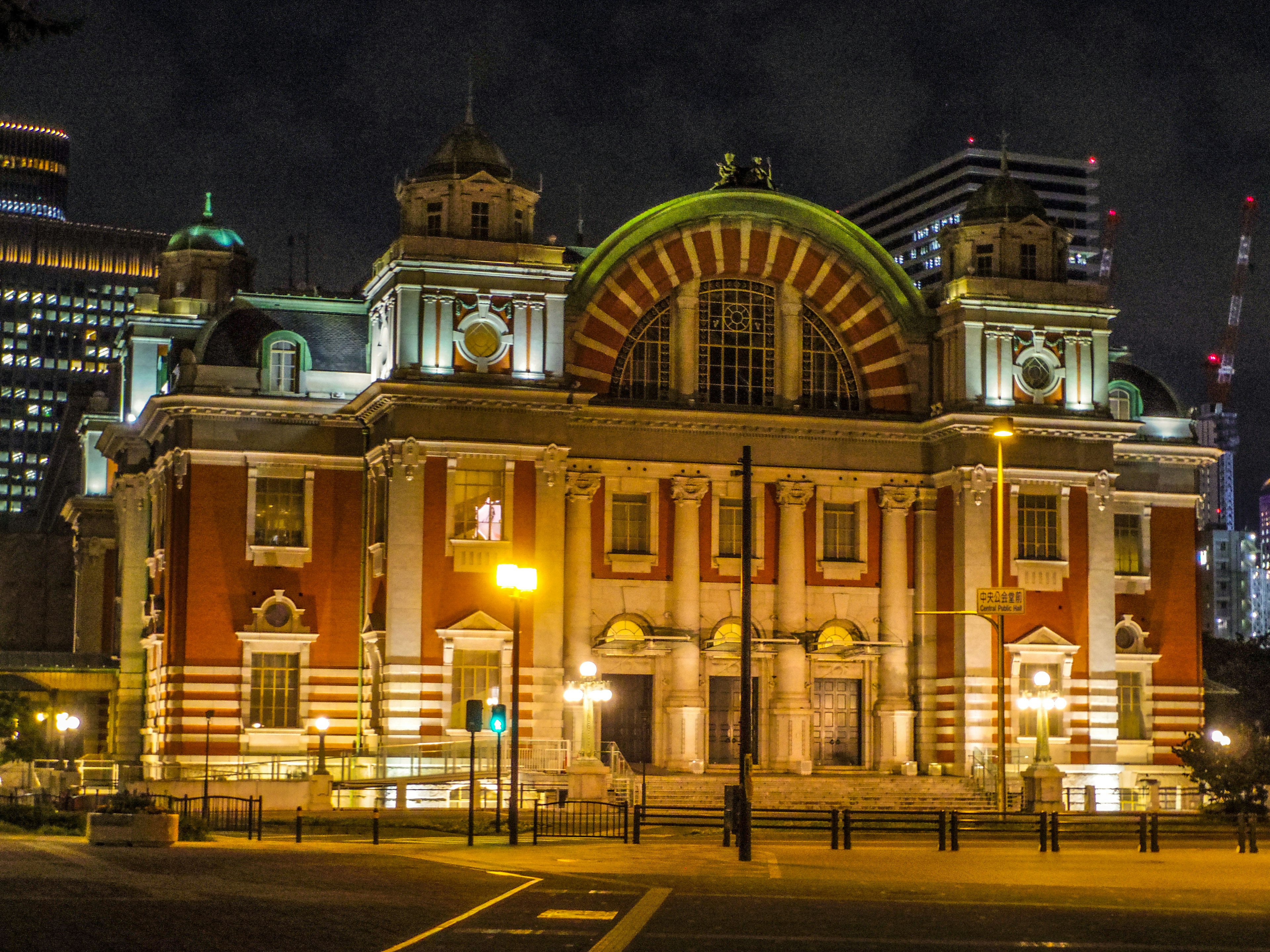 Schöne Architektur und Beleuchtung des Tokyo Bahnhofs bei Nacht