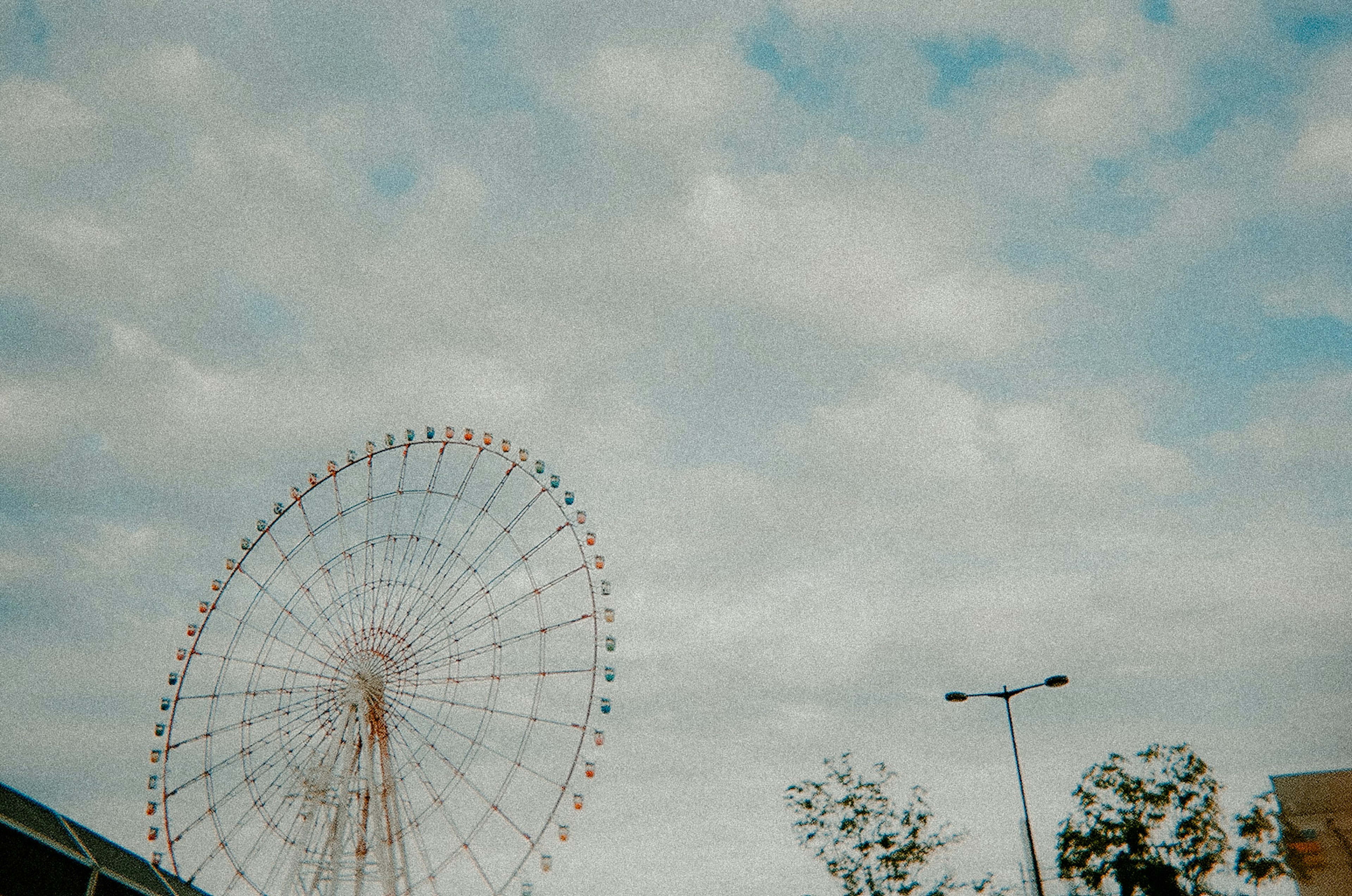 摩天輪與多雲的天空