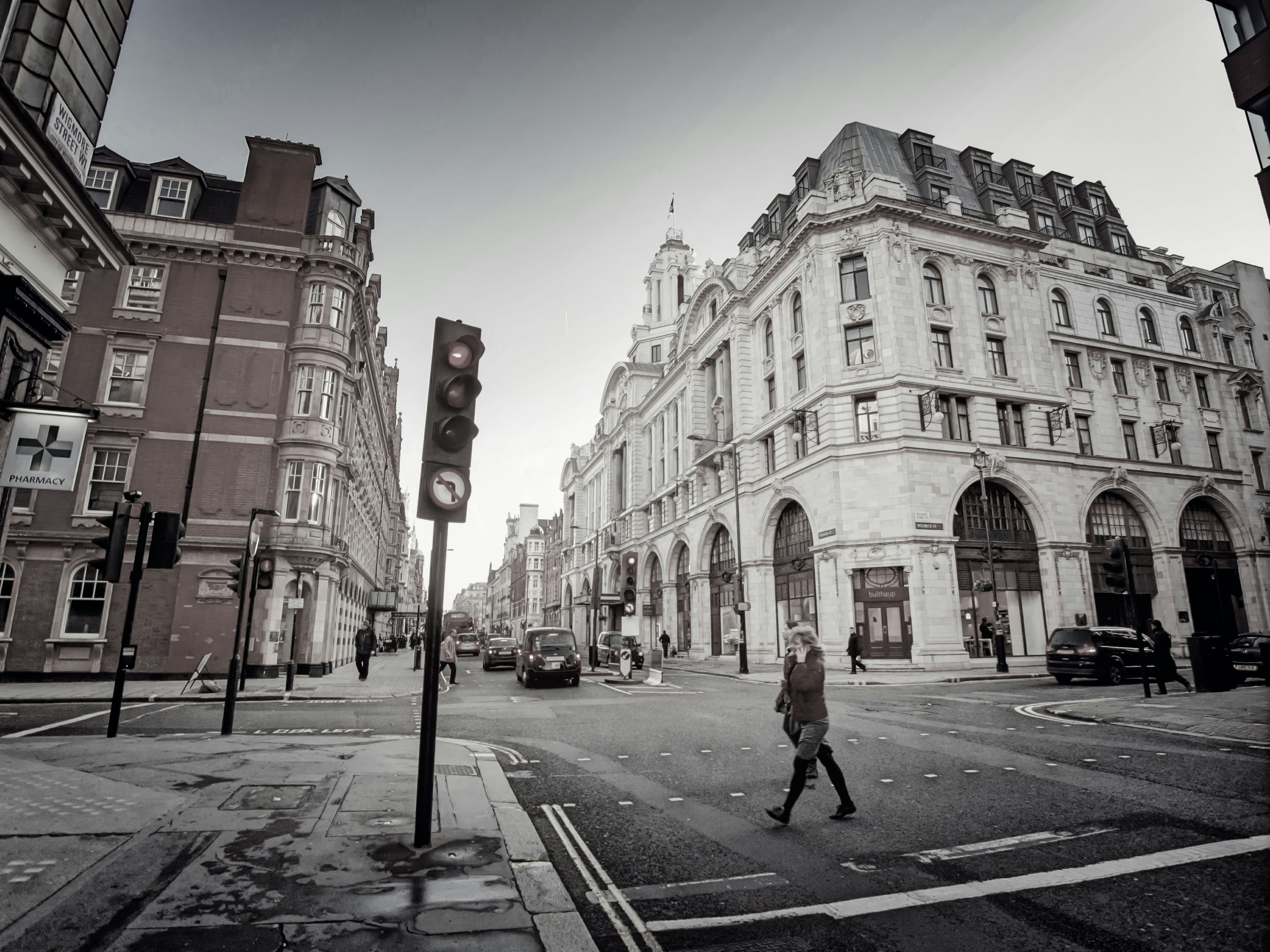 Esquina de la ciudad en blanco y negro con arquitectura clásica y semáforos