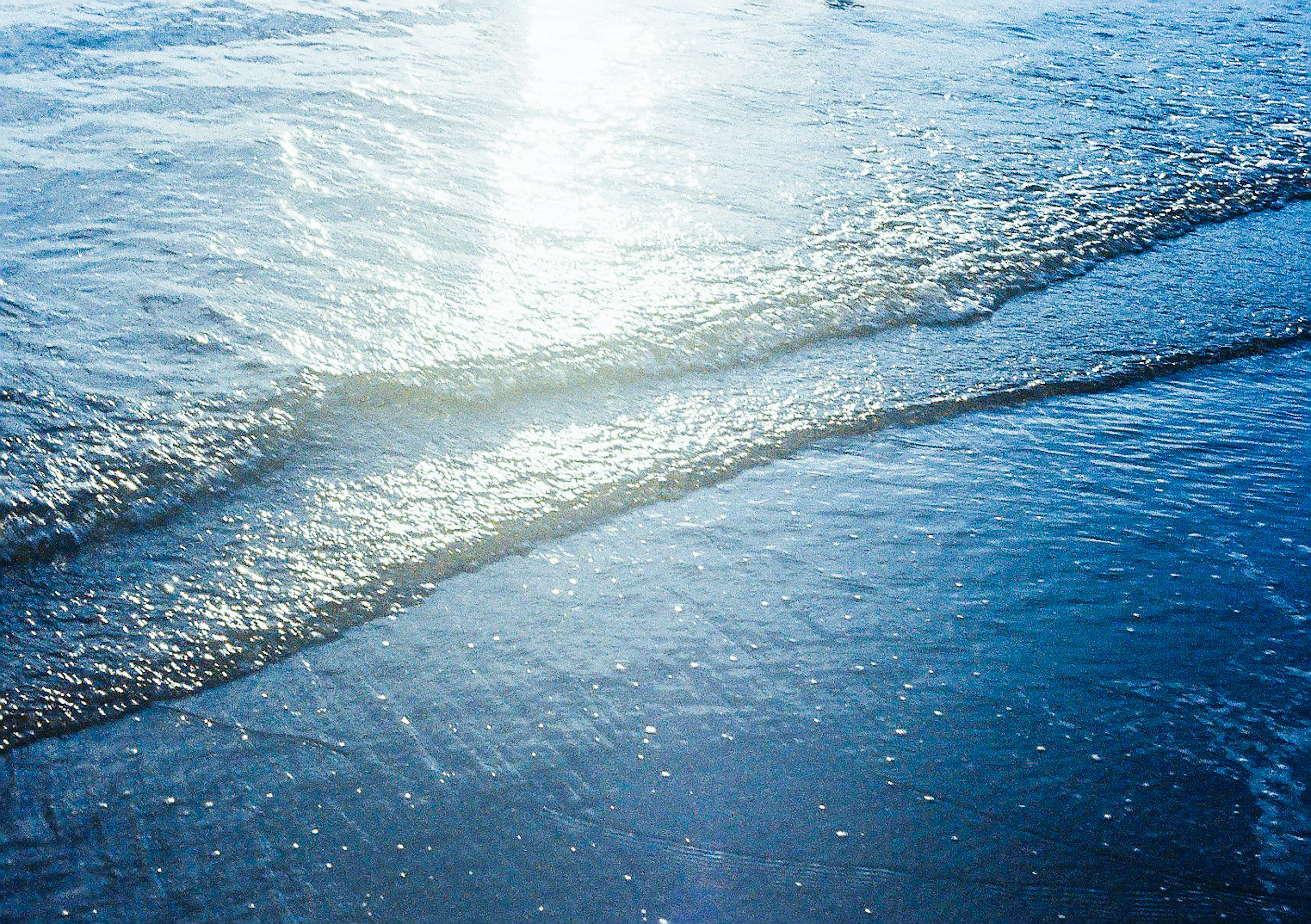 Belle vue des vagues océaniques bleues avec une lumière scintillante