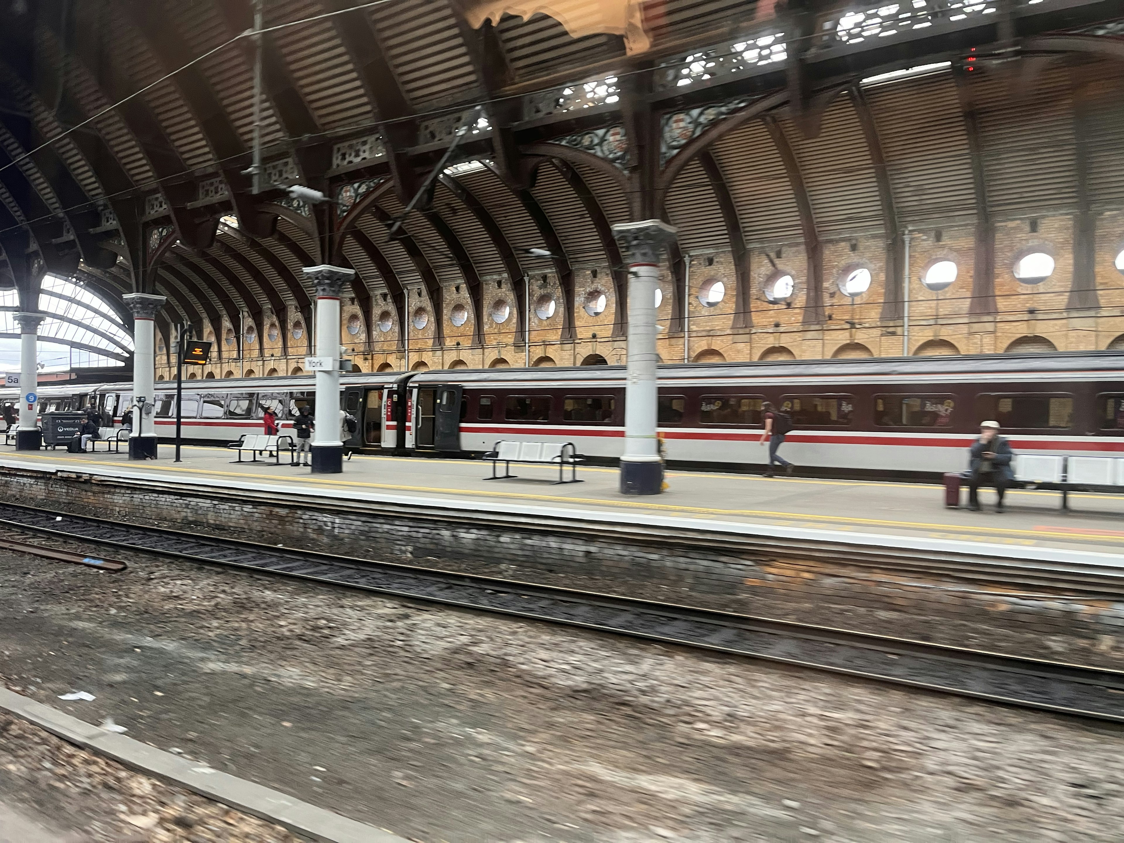 Interior de una hermosa estación de tren con un tren en la plataforma